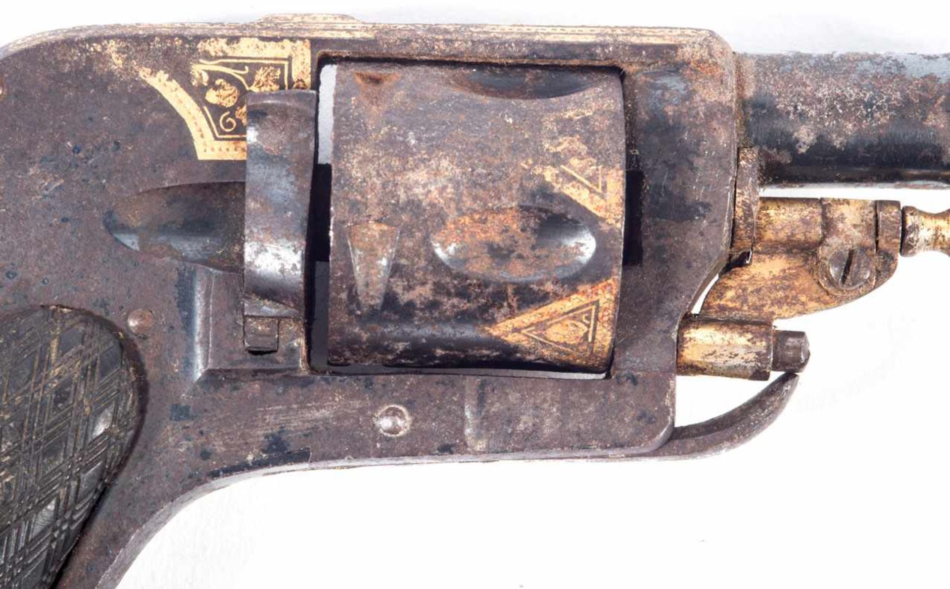 Revolver. Poignée en bakélite, reste de décors doré sur l'ensemble de l'arme, petit calibre, détente - Image 2 of 3
