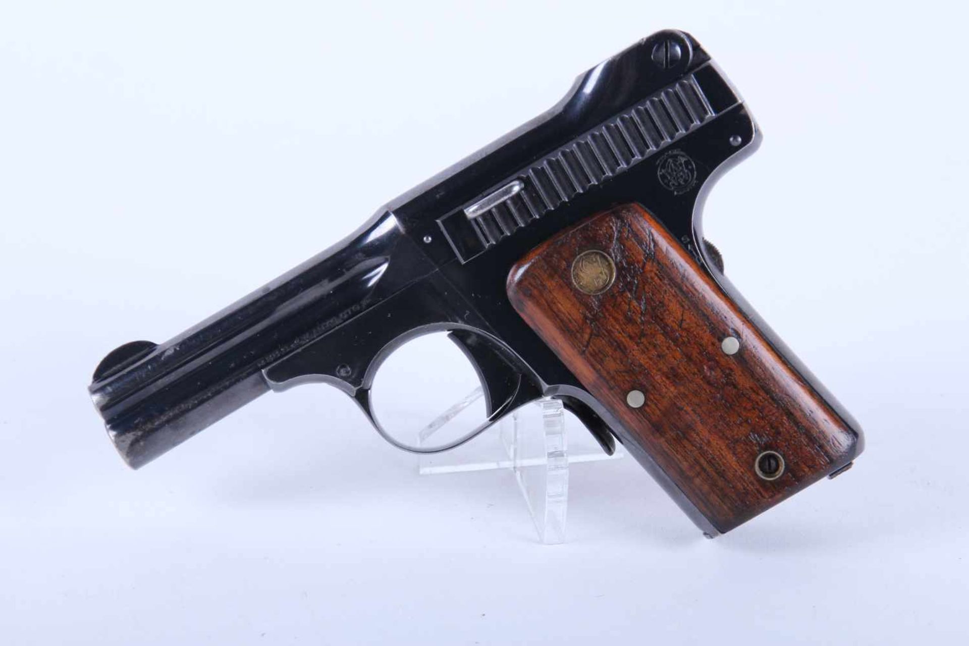 Pistolet Smith & Wesson Mod 35 Catégorie B. Calibre 32 Smith & Wesson. Plaquette en bois, chargeur