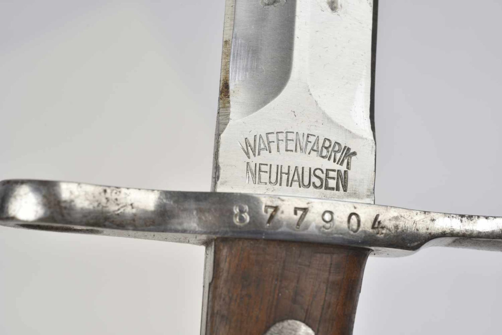 Baïonnette Waffenfabrik Neuhausen. Plaquettes en bois. Numéro sur la garde 877904 . Lame complète - Bild 2 aus 4