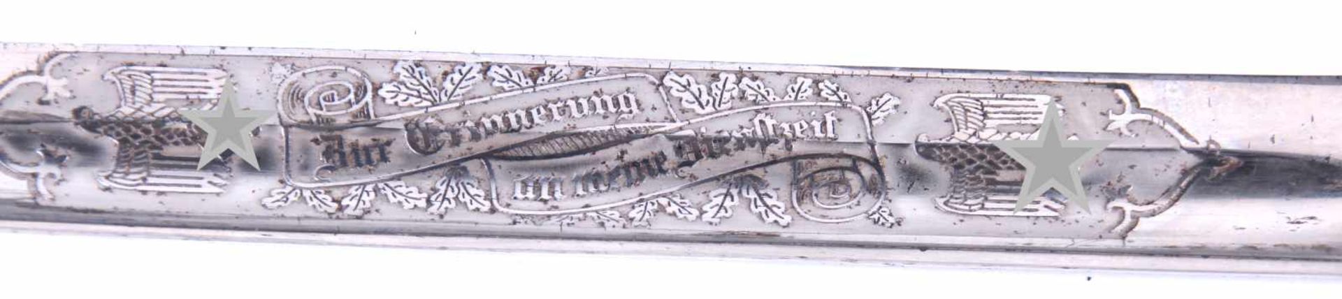 Baïonnette de sortie à lame gravée de la Heer. Pièces en métal nickelées. Lame complète dans sa - Bild 2 aus 4