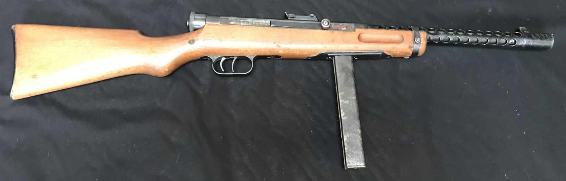Pistolet mitrailleur PM Beretta modèle 38A de prise. arme complète et fonctionnelle avec chargeur 30