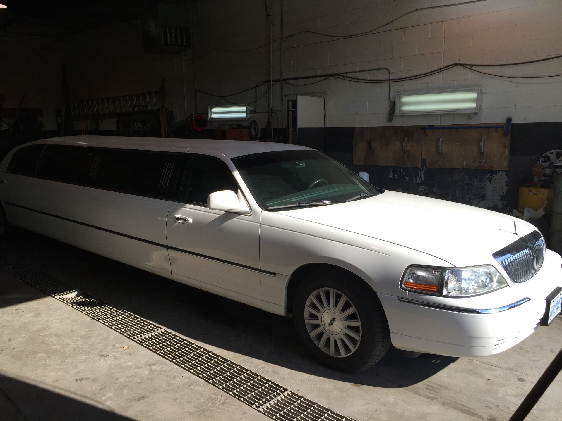 2007 Lincoln Town Car Stretch - 10 Passenger by Executive Coach - 58,600 Miles - Image 7 of 10