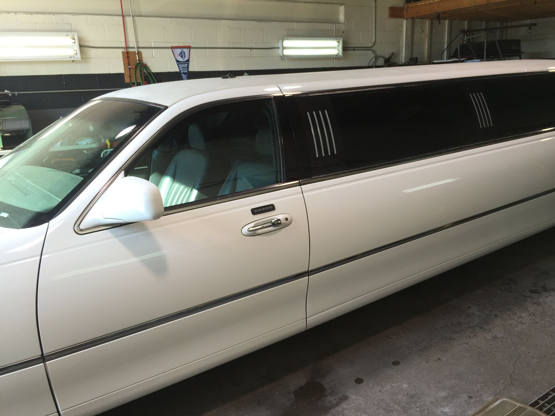 2007 Lincoln Town Car Stretch - 10 Passenger by Executive Coach - 58,600 Miles - Image 3 of 10