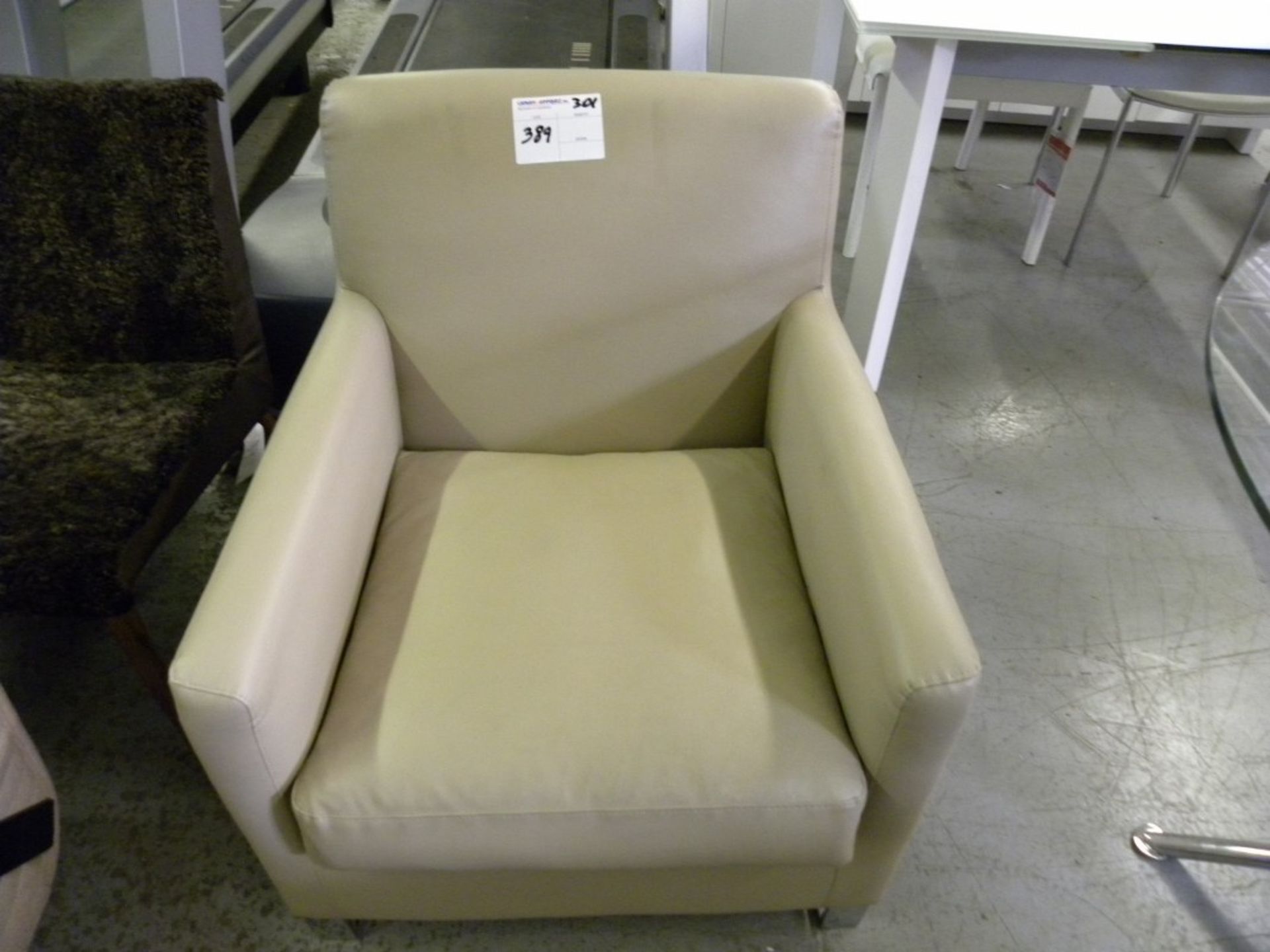 BEIGE LEATHER LOUNGE CHAIR