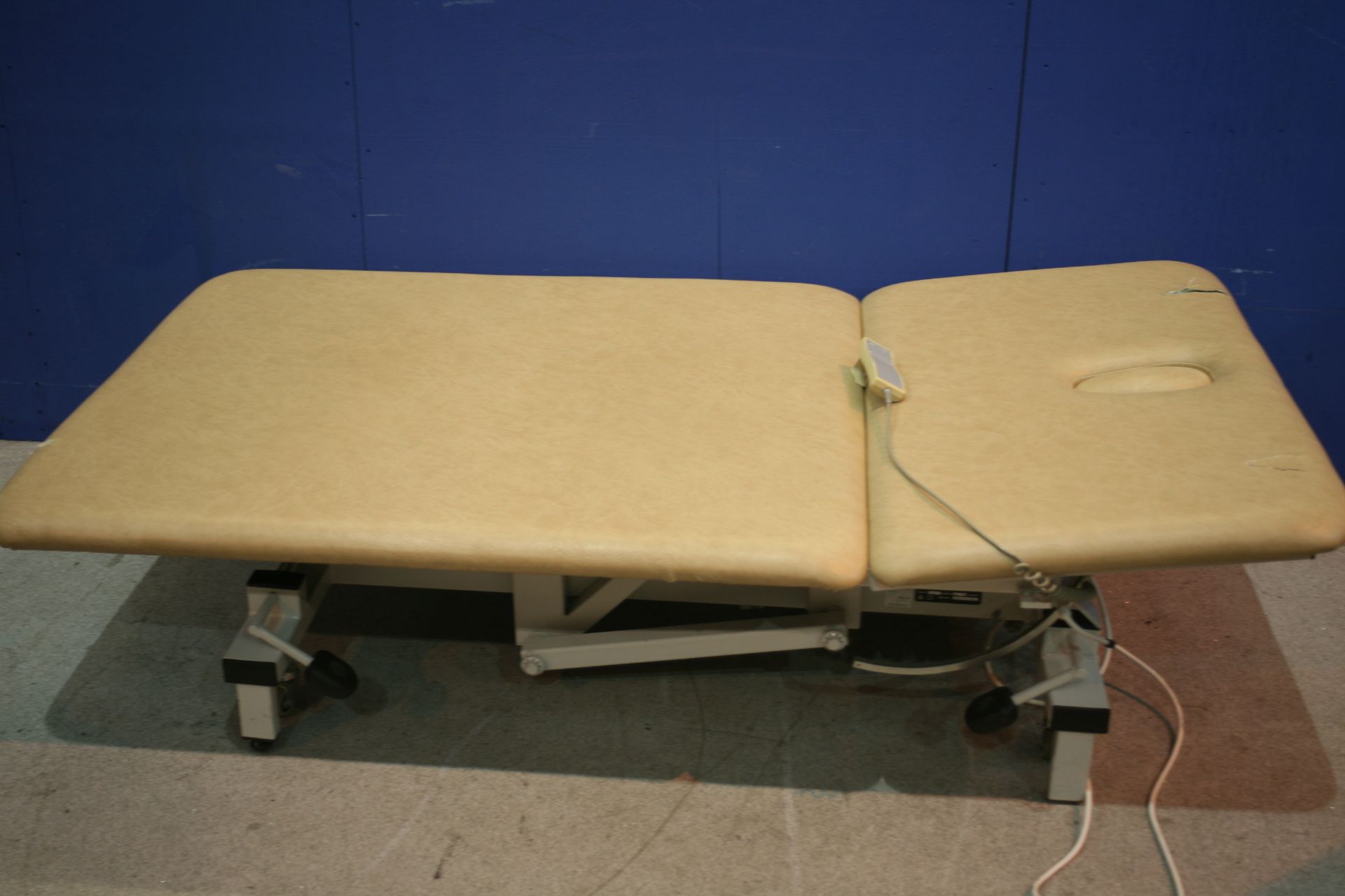 Hydraulic Bariatric Patient Couch *Tears In Upholstery*