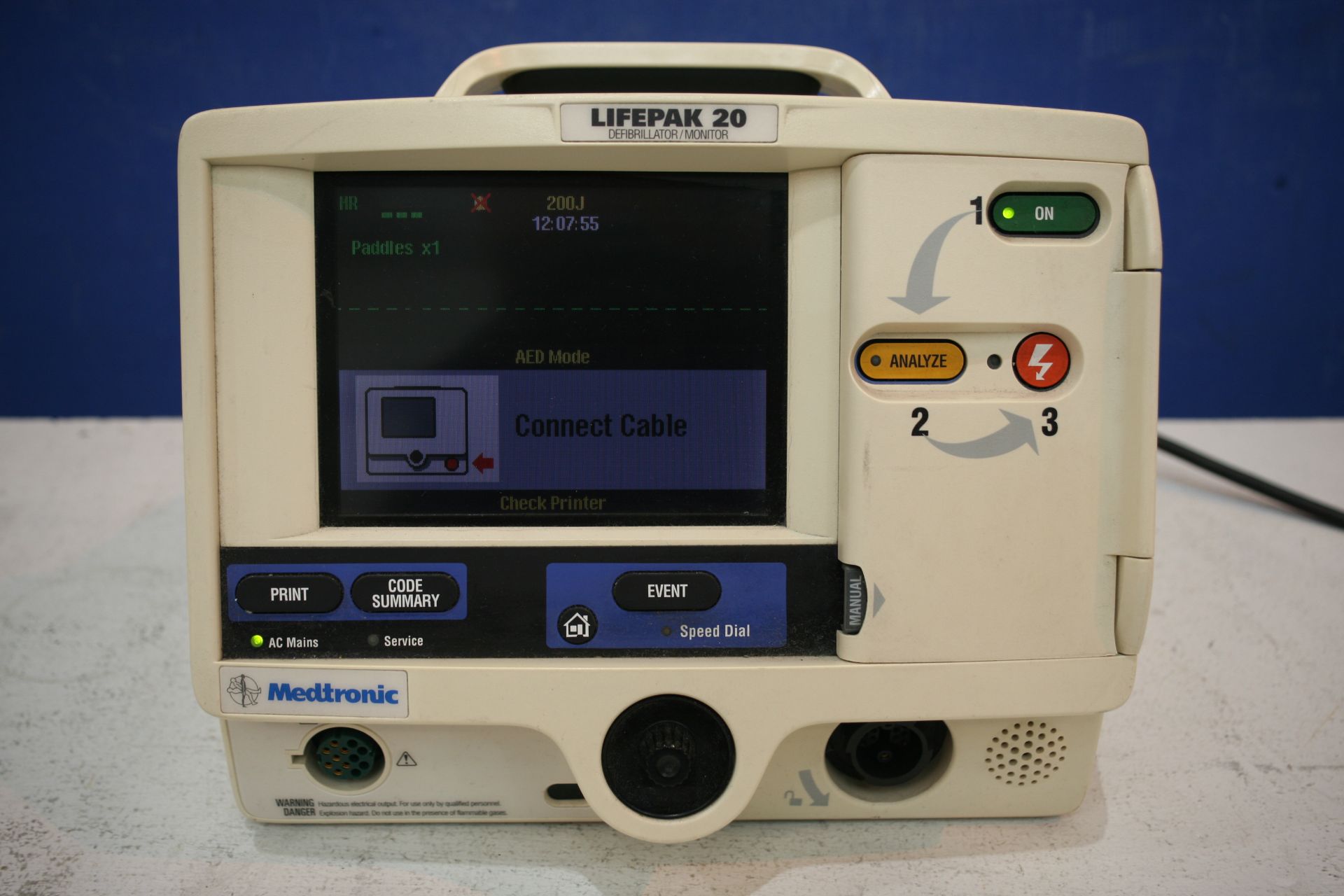 Medtronic Lifepak 20 Defibrillator *Powers Up*