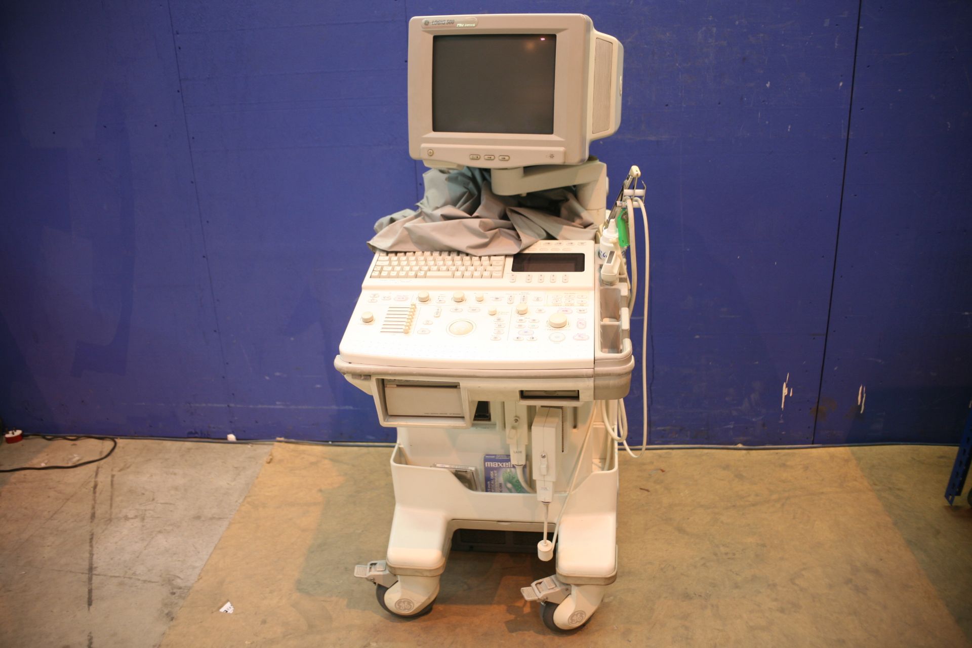 GE Logiq 500 Pro Series Ultrasound Unit With I12L Probe And LA39 Probe *Powers Up*