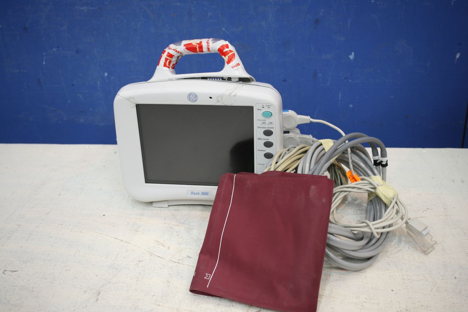 GE Dash 3000 Patient Monitor With ECG Leads And Blood Pressure Cuff *Damaged Handle*