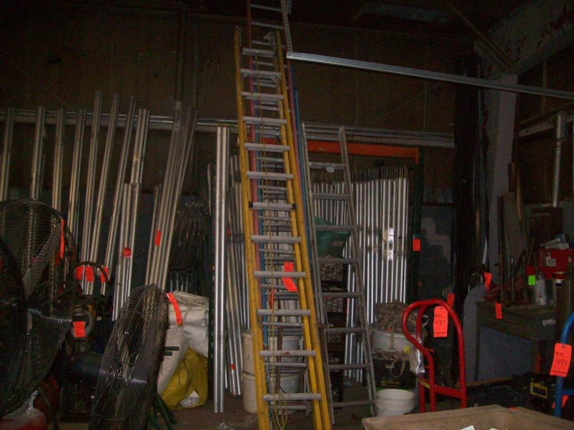 Louisville m/n FE5228 fiberglass ext. ladder, 28 ft., 250 capacity