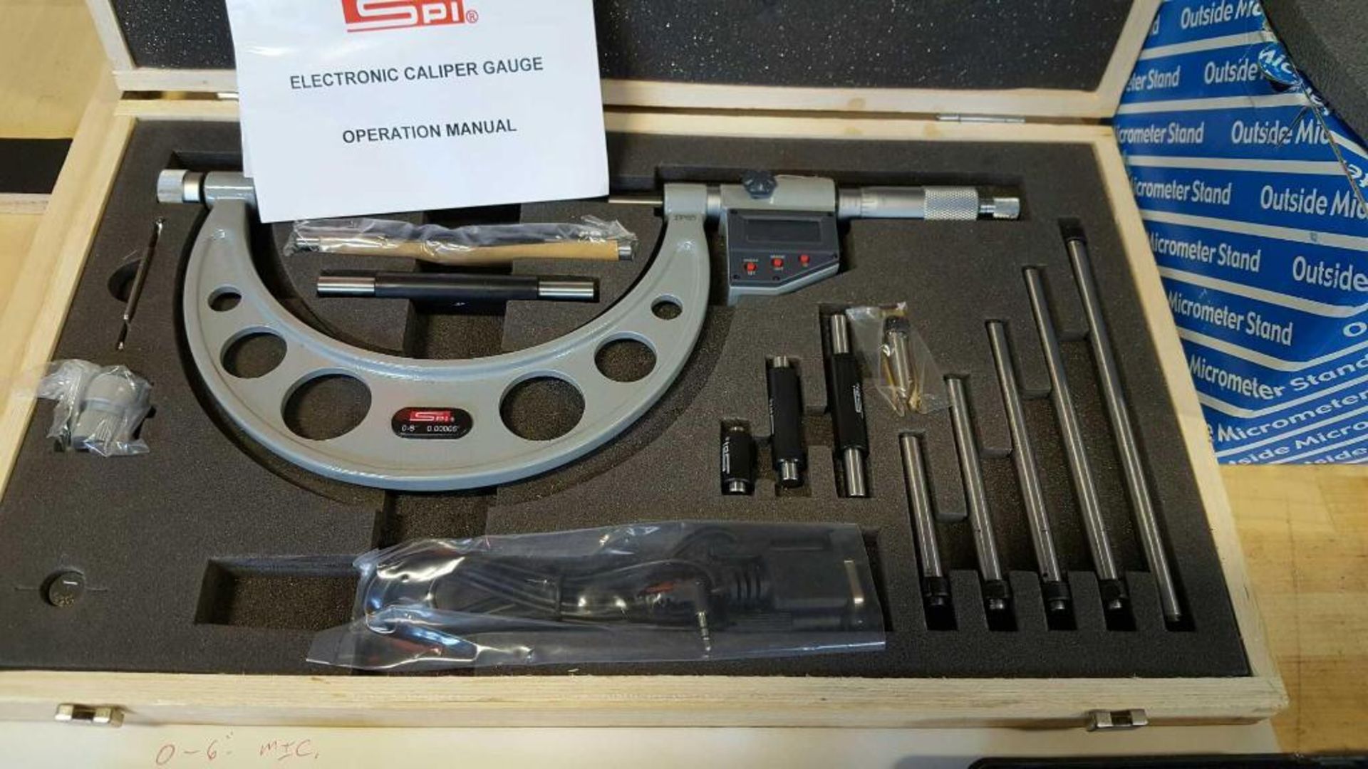 SPI digital micrometer, 0_6" x 0.00005", with case; micrometer stand. - Image 2 of 4