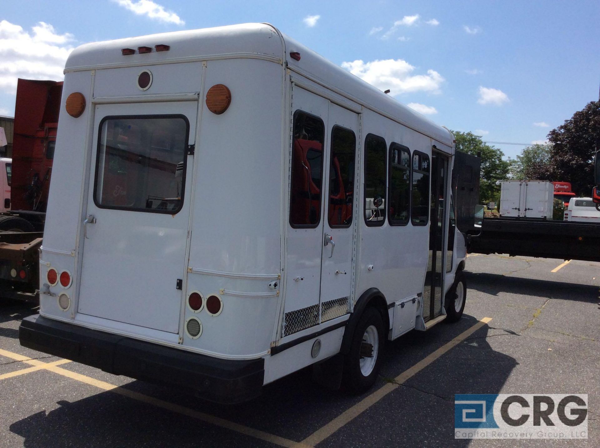 2006 Ford E 350 handicapped accessable, 9 passenger van, auto transmission, AC, wheel chair lift, - Image 3 of 4