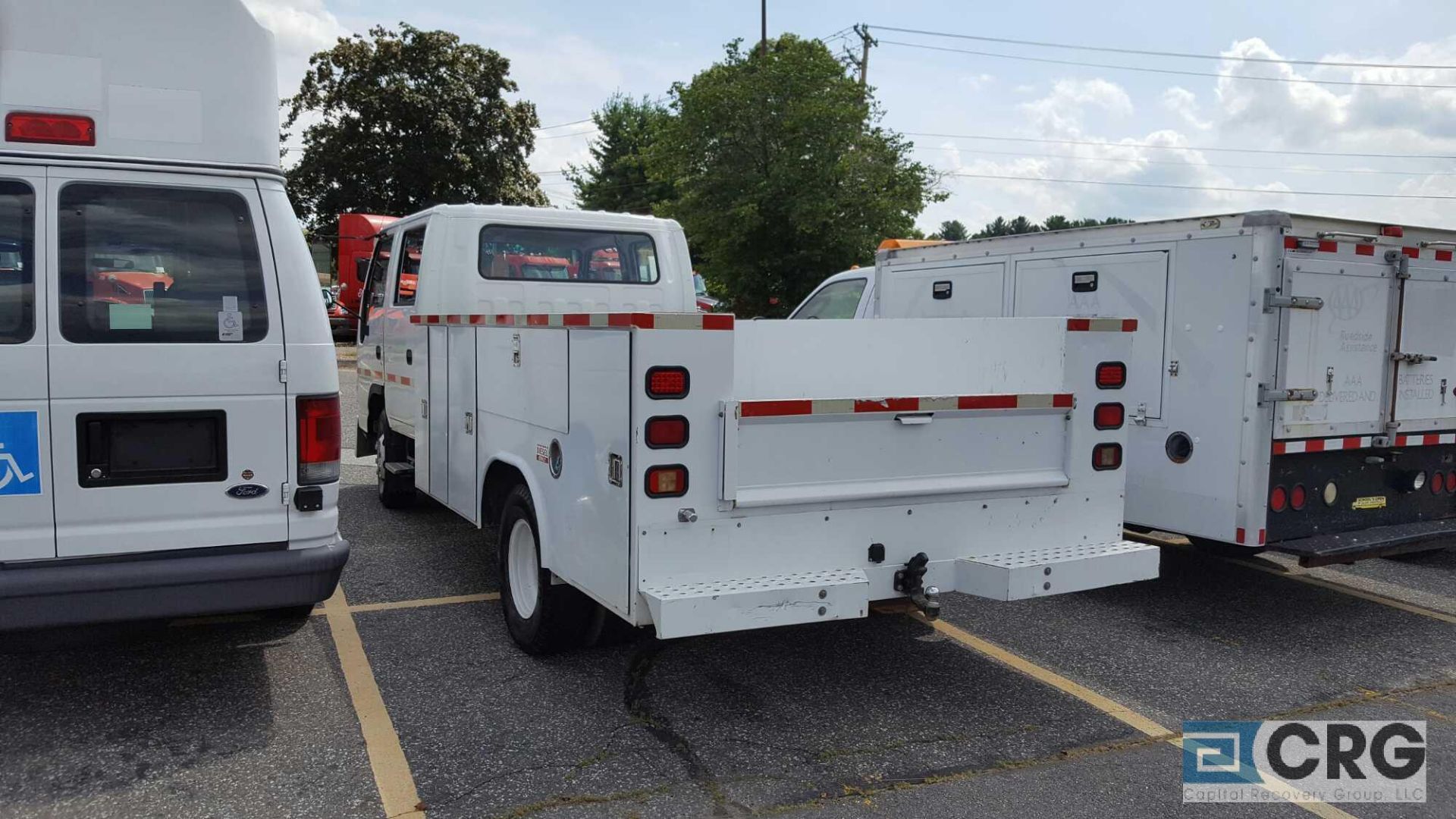 2006 GM /Isuzu NQR diesel, crew cab utility truck 14,500 lbs GVWR., Auto transmission, 140,425 - Image 3 of 4