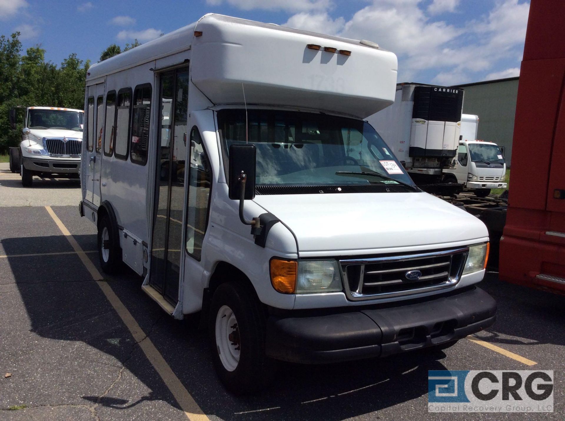 2006 Ford E 350 handicapped accessable, 9 passenger van, auto transmission, AC, wheel chair lift, - Image 2 of 4