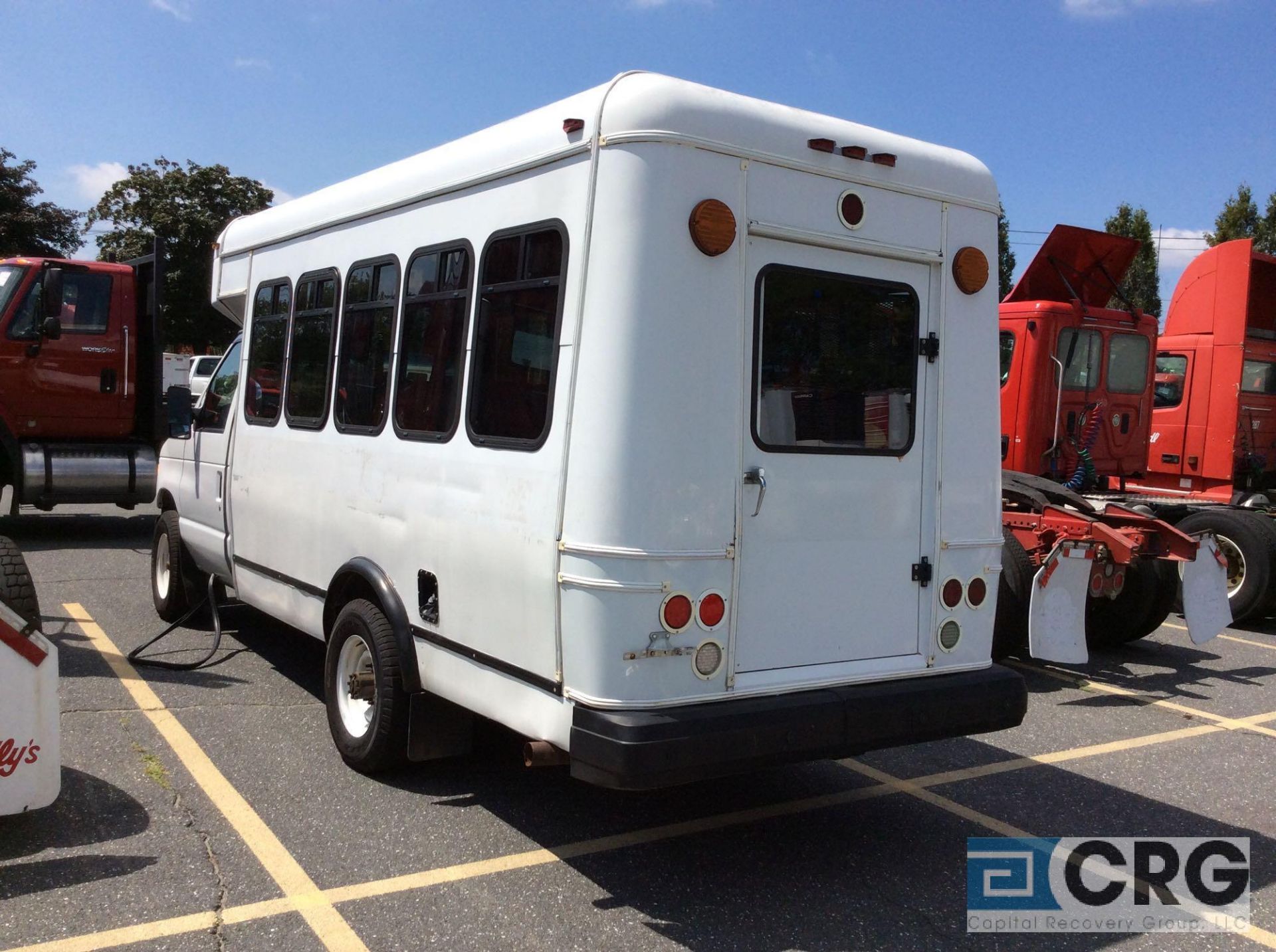 2006 Ford E 350 handicapped accessable, 9 passenger van, auto transmission, AC, wheel chair lift, - Image 4 of 4