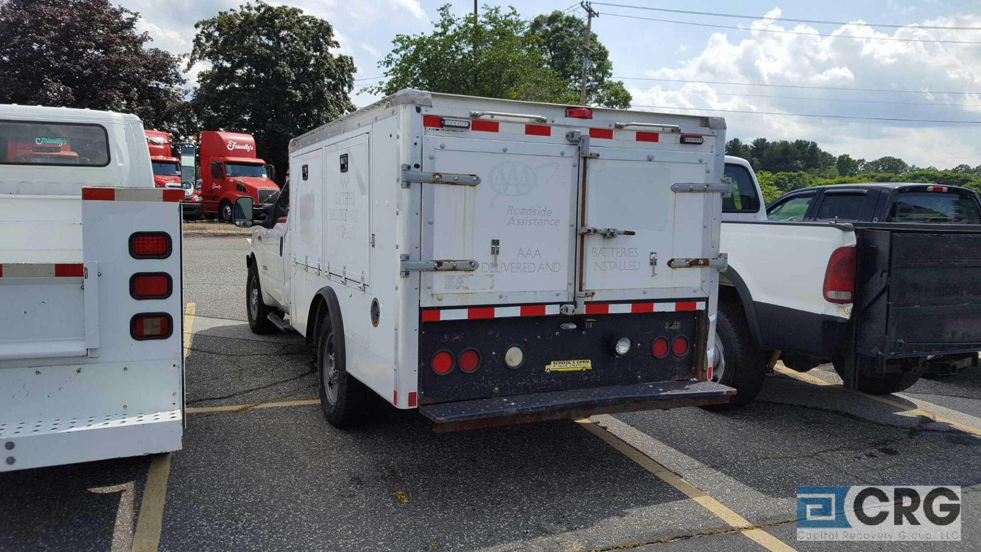 2006 Ford F 350 Utility Truck, Auto transmission, AM/FM Radio, manual windows and locks, 3 passenger - Image 3 of 6