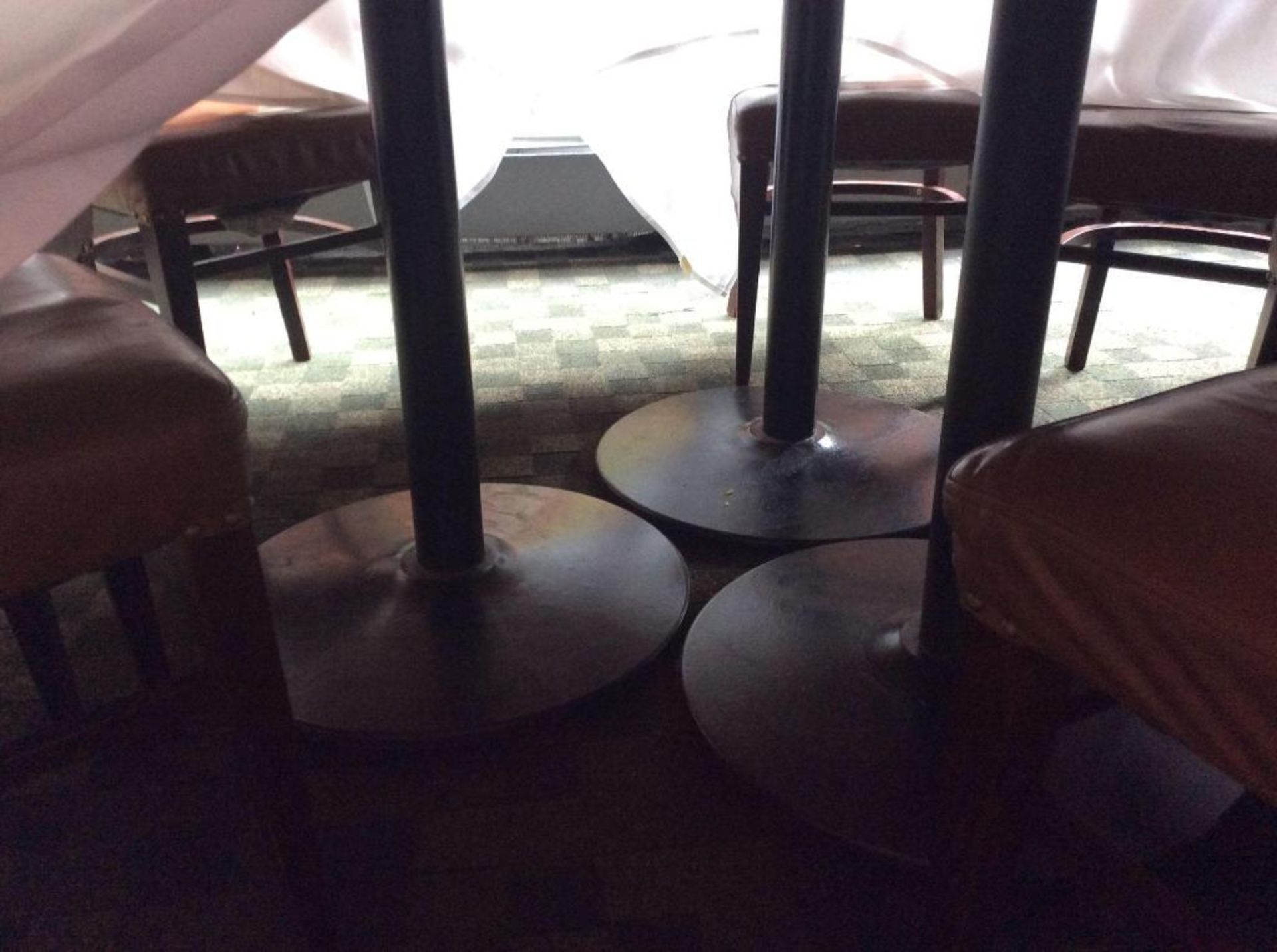 Lot of (5) asst pedestal round dining tables including (1) 70" diameter 3 pesestal (1) 60" diameter - Bild 3 aus 6