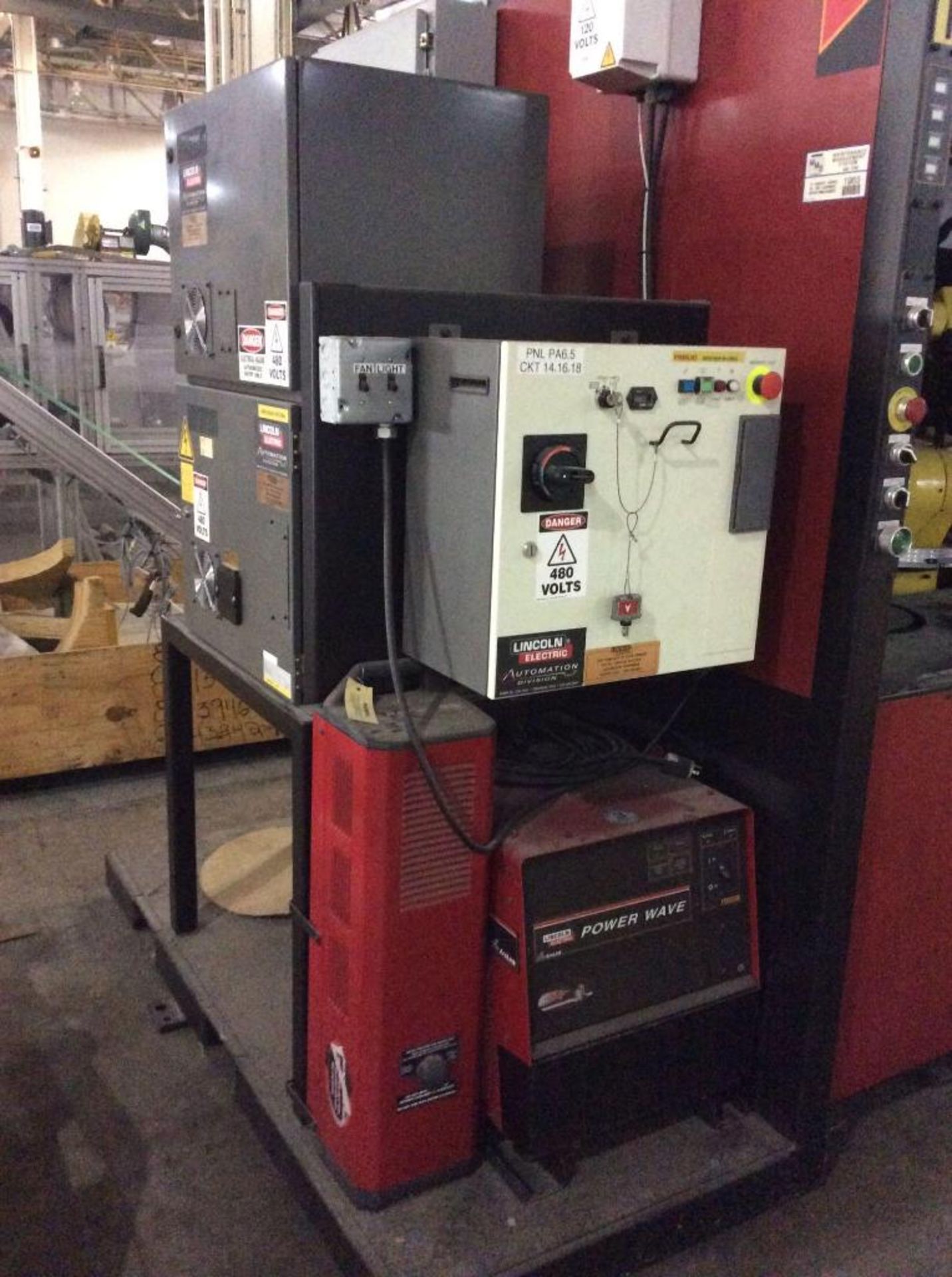 Robotic welder including Fanuc robot ARC MATE 100IBE and Lincoln 8' x 6' x approx 11' high enclosure - Image 4 of 13