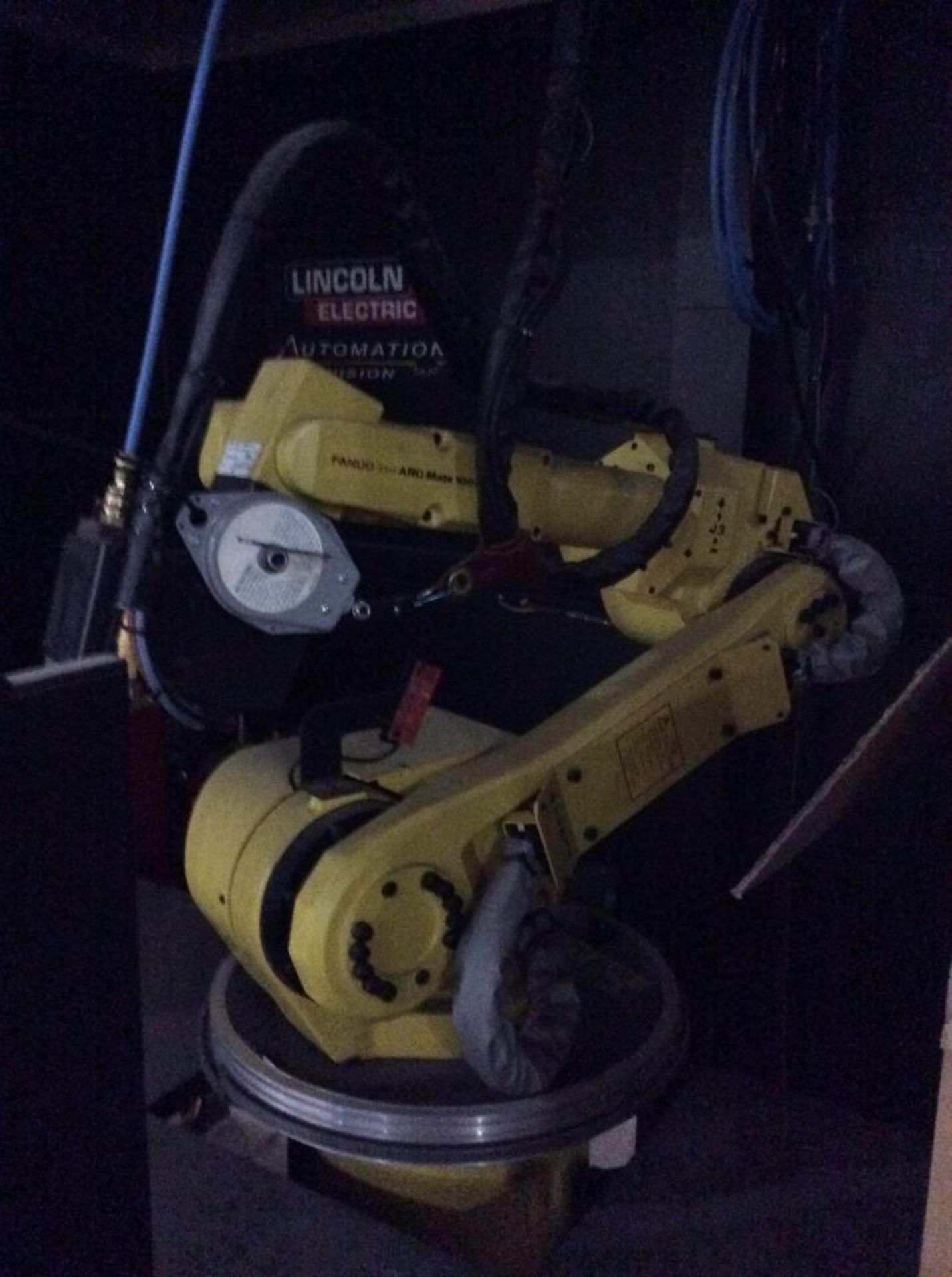 Robotic welder including Fanuc robot ARC MATE 100IBE and Lincoln 8' x 6' x approx 11' high enclosure - Image 6 of 13