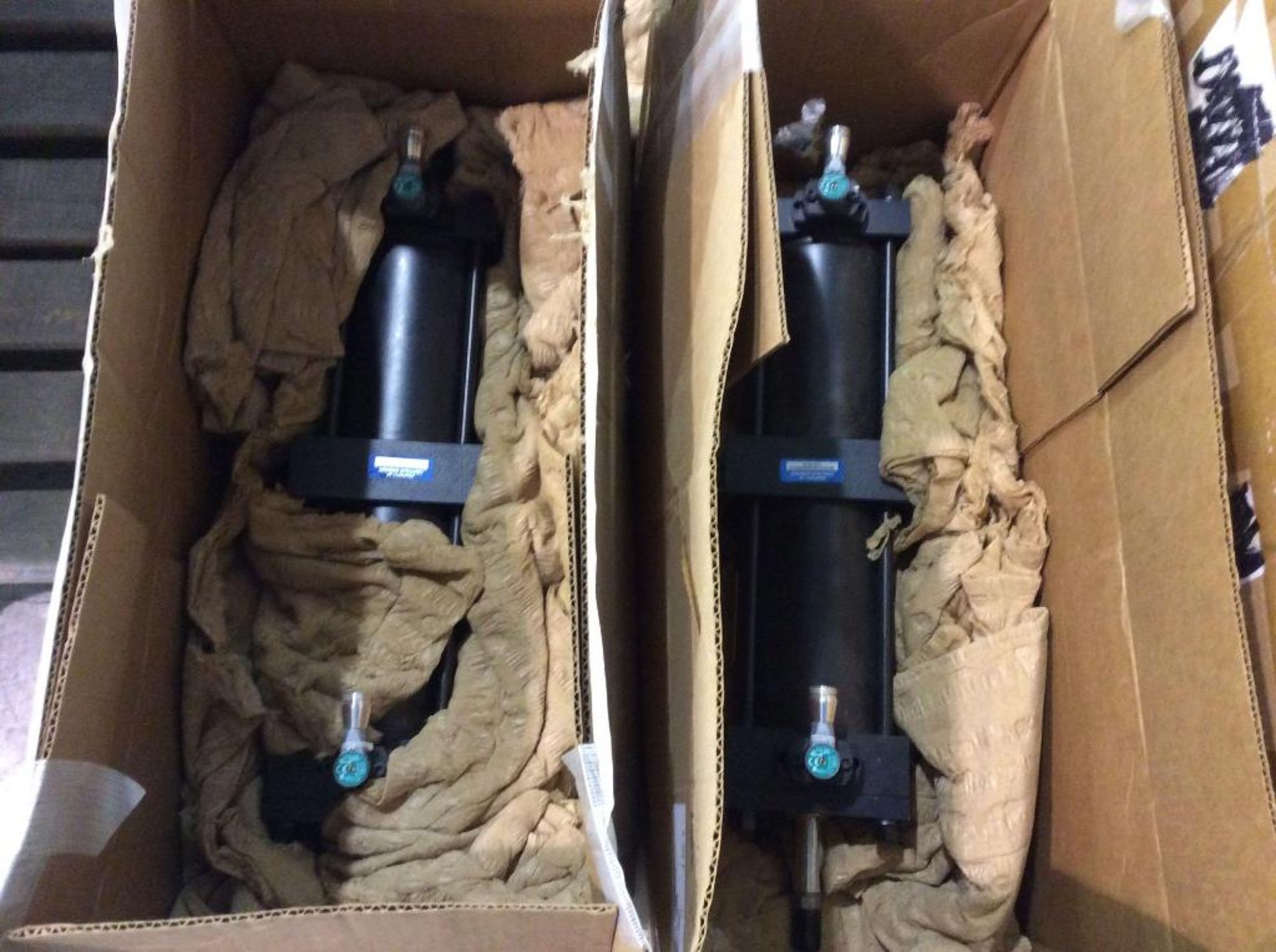 Lot of (3) items including (1) Dyna Jack 2 hp hydraulic pump, and (2) cylinders (NEW IN BOXES) - Image 3 of 3