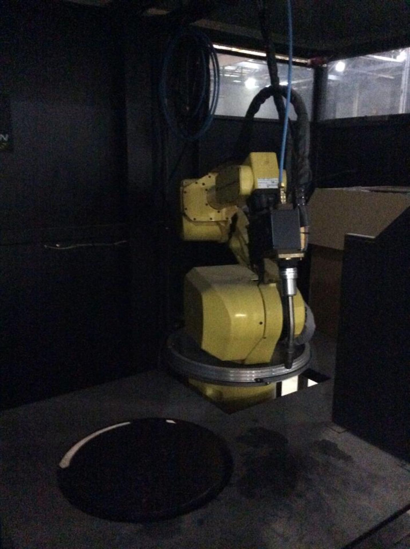 Robotic welder including Fanuc robot ARC MATE 100IBE and Lincoln 8' x 6' x approx 11' high enclosure - Image 7 of 13