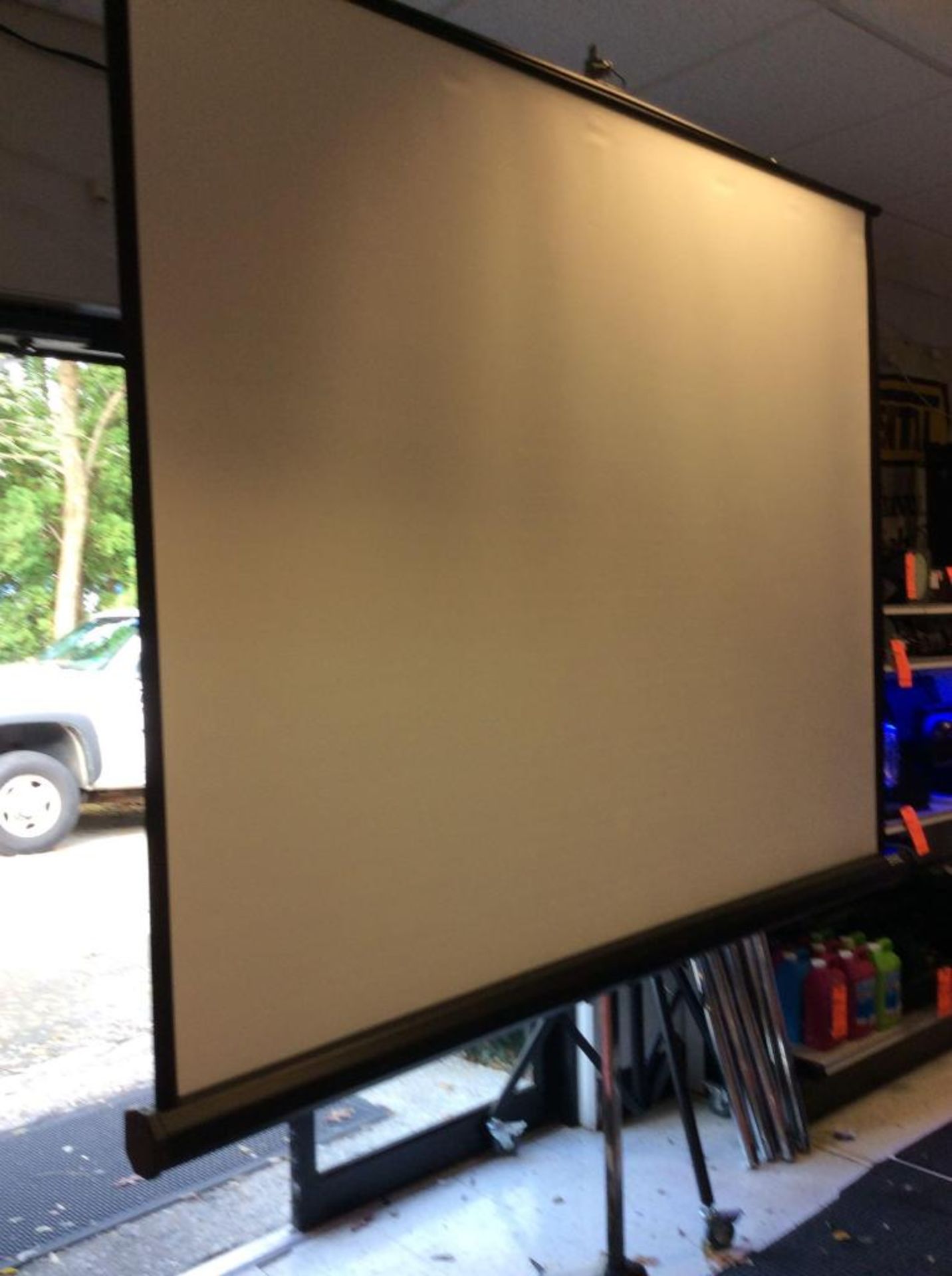 2200 Epson projector and (1) 70 inch tripod projector screen - Bild 3 aus 3