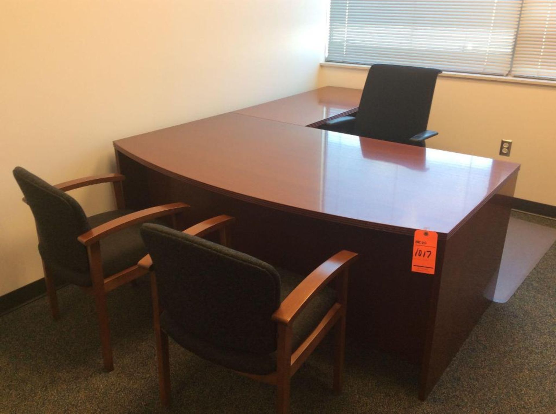 Office suite including executive desk with right hand return, executive chair, 3' wood storage cabin - Image 2 of 3