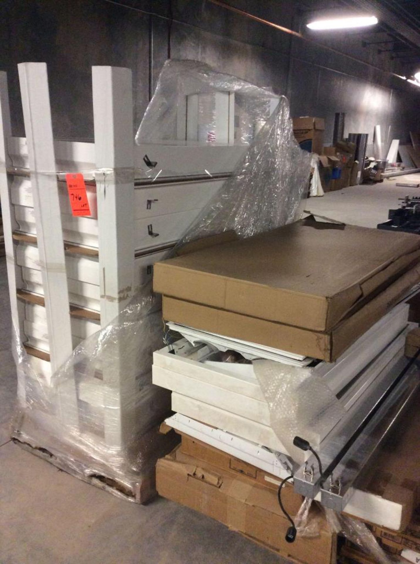 Lot of assorted light fixtures on 3 pallets - Image 2 of 3