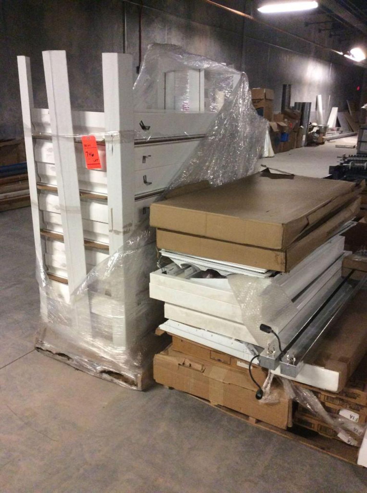Lot of assorted light fixtures on 3 pallets - Image 3 of 3