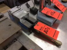 Kurt 3 1/2" milling machine vise