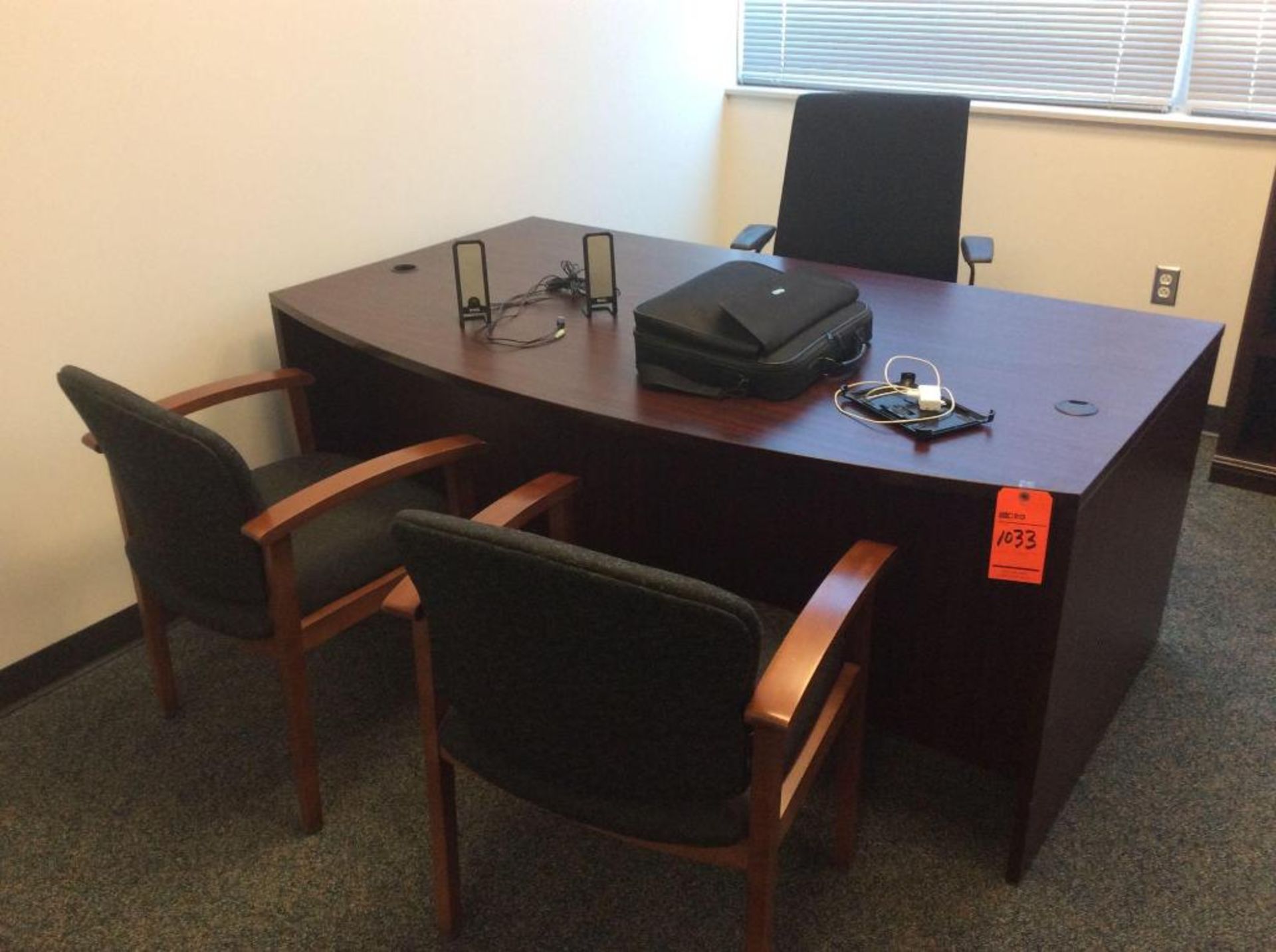 Office suite including executive wood desk, 3-tier bookcase, 2-drawer file cabinet, executive chair - Image 2 of 3