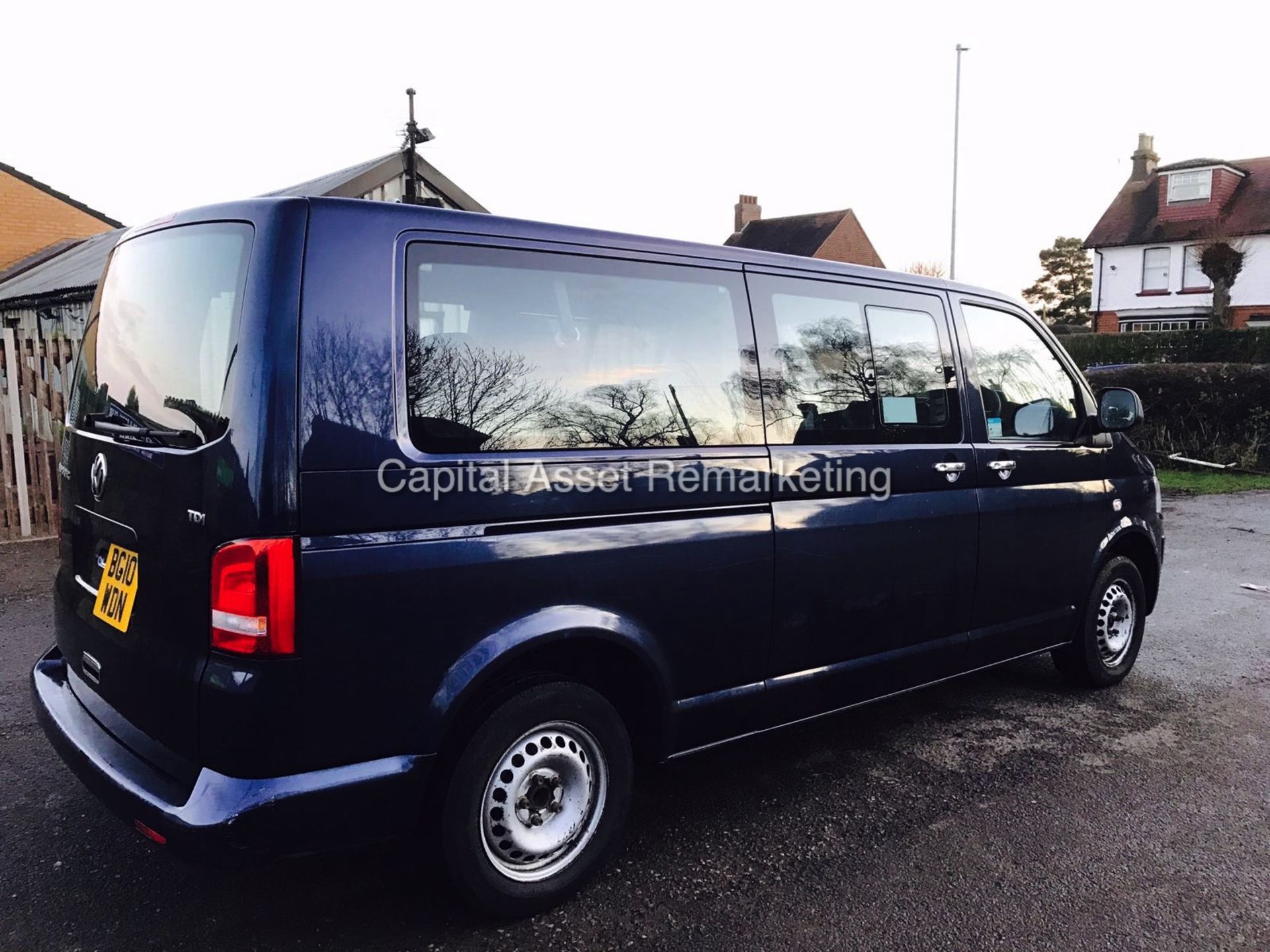 VOLKSWAGEN TRANSPORTER "SHUTTLE BUS" 2.0 TDI - (10 REG) - AIR CON - TWIN SLD - LWB 9 SEATER - NO VAT - Image 4 of 14