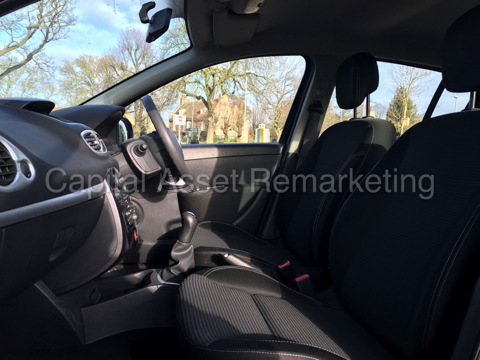 RENAULT CLIO 'EXPRESSION PLUS' (2013 MODEL) '1.5 DCI - A/C - ELEC PACK' (1 OWNER FROM NEW) 60 MPG+ - Image 19 of 22