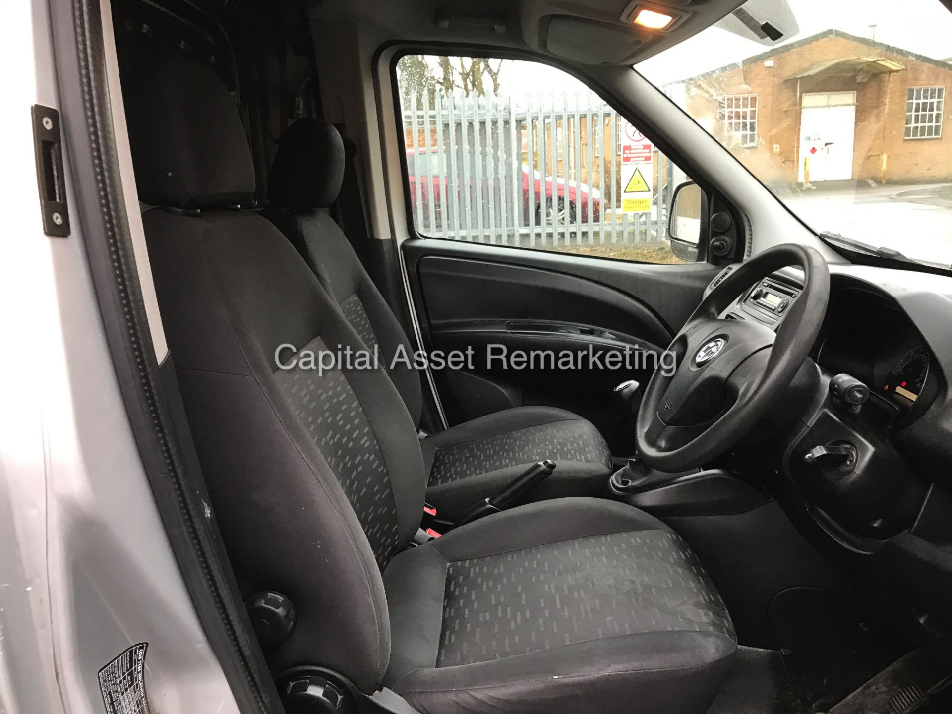 ON SALE VAUXHALL COMBO 1.3CDTI (90) START / STOP - (2013) MODEL SILVER - PARK ASSIST -ELECTRIC PACK - Bild 9 aus 12