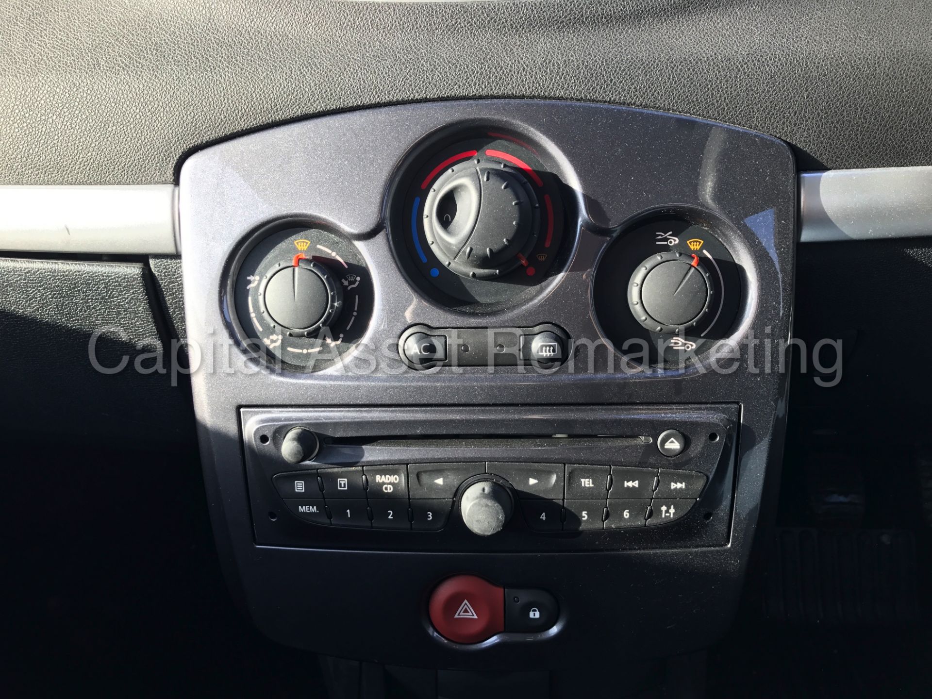 RENAULT CLIO 'EXPRESSION PLUS' (2013 MODEL) '1.5 DCI - A/C - ELEC PACK' (1 OWNER FROM NEW) 60 MPG+ - Image 21 of 22