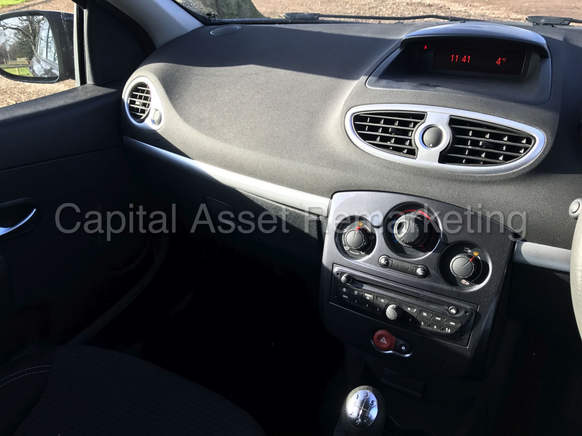 RENAULT CLIO 'EXPRESSION PLUS' (2013 MODEL) '1.5 DCI - A/C - ELEC PACK' (1 OWNER FROM NEW) 60 MPG+ - Image 20 of 22