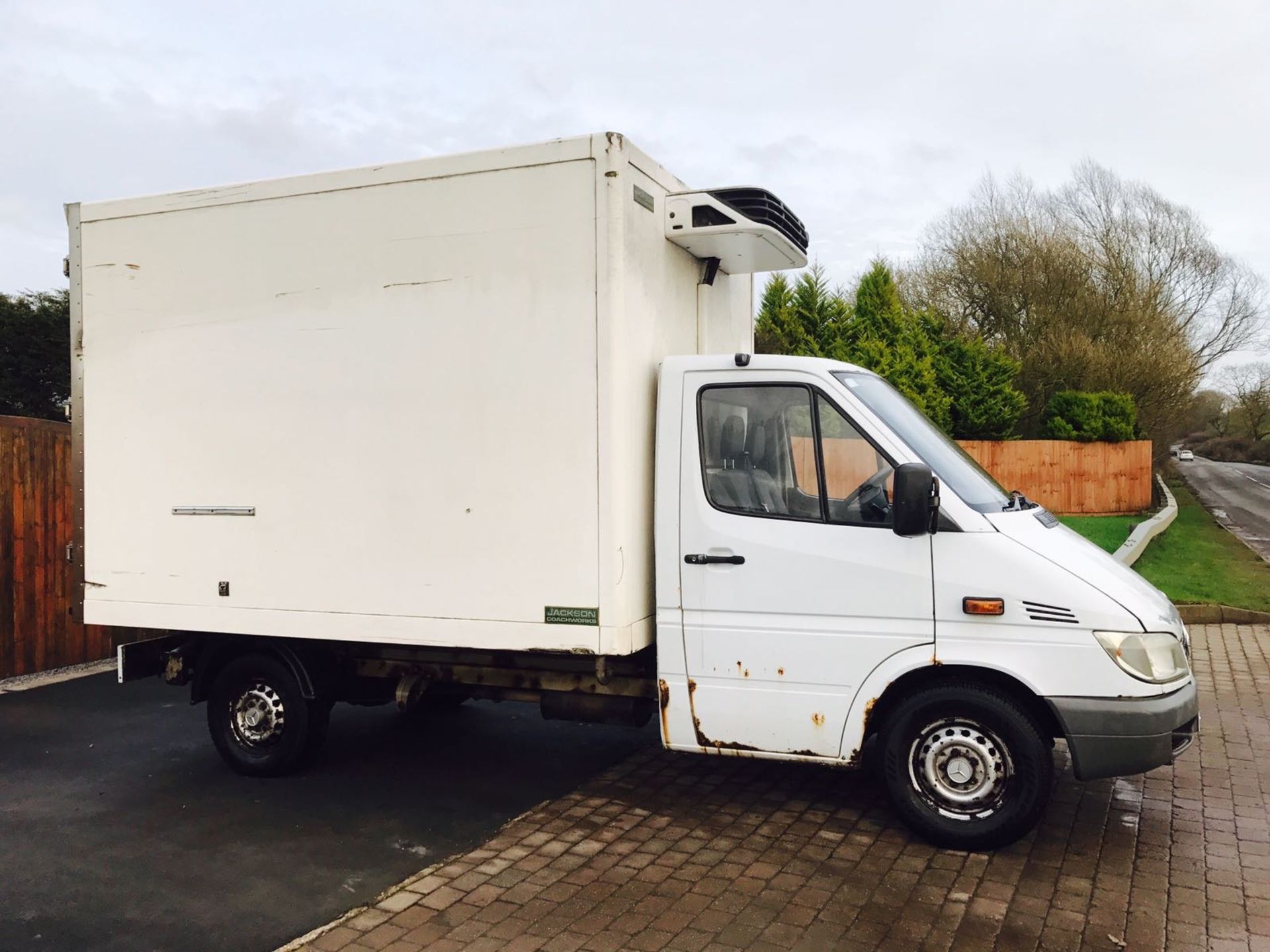 MERCEDES SPRINTER 311 CDI FRIDGE FREEZER BOX VAN - (2005 MODEL) OVER NIGHT STANDBY -1 PREVIOUS OWNER - Image 2 of 10