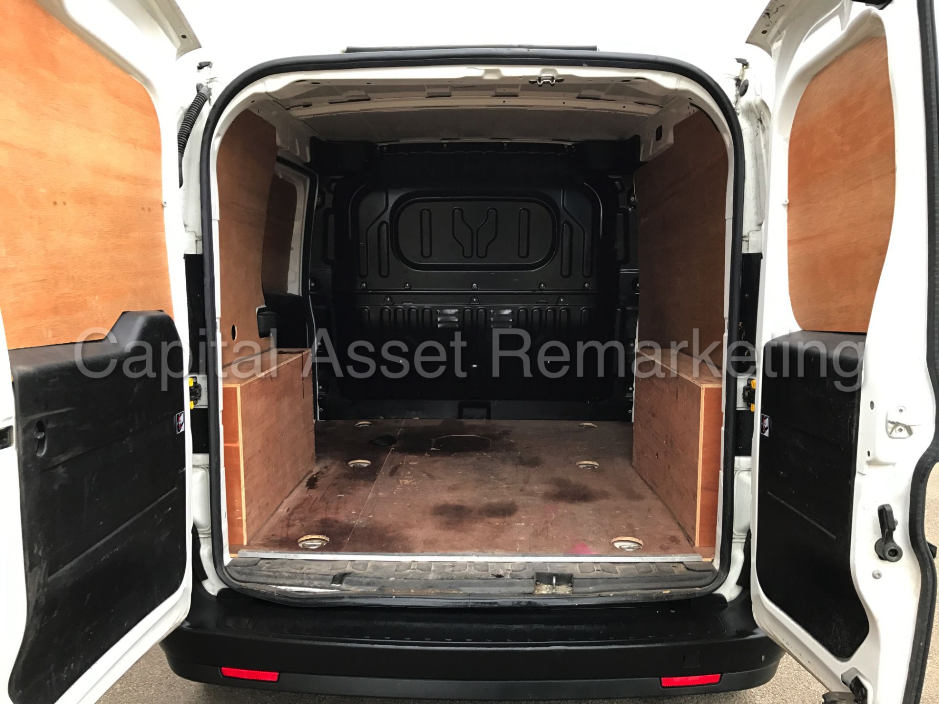 FIAT DOBLO 16V SWB (2014) '1.3 MULTI-JET - DIESEL - 5 SPEED' (1 COMPANY OWNER) **LOW MILES** - Image 11 of 19