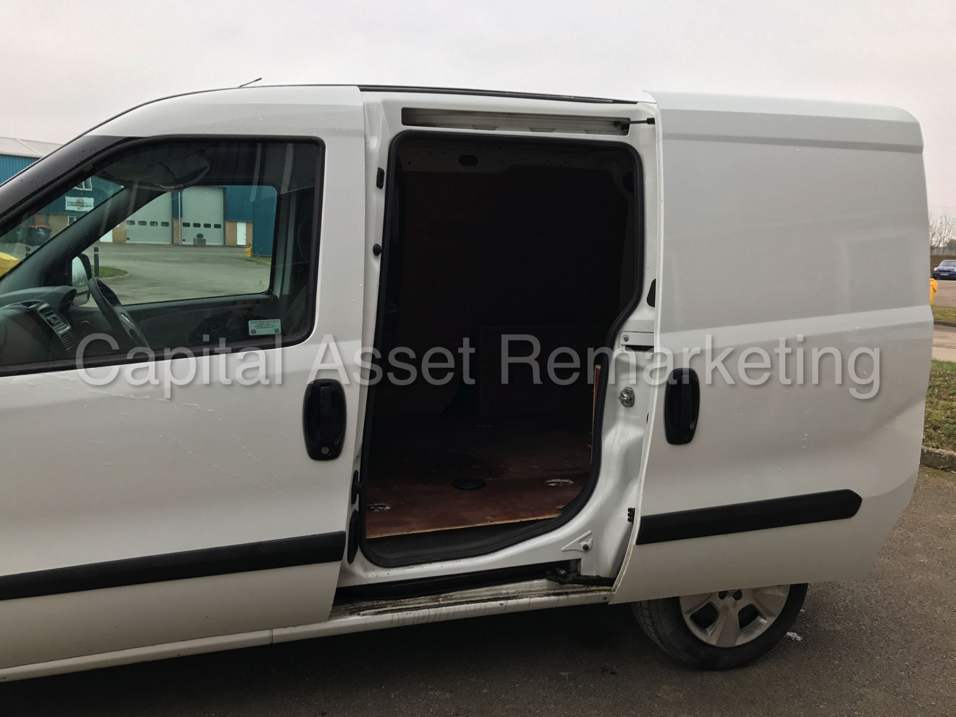 FIAT DOBLO 16V SWB (2014) '1.3 MULTI-JET - DIESEL - 5 SPEED' (1 COMPANY OWNER) **LOW MILES** - Image 10 of 19