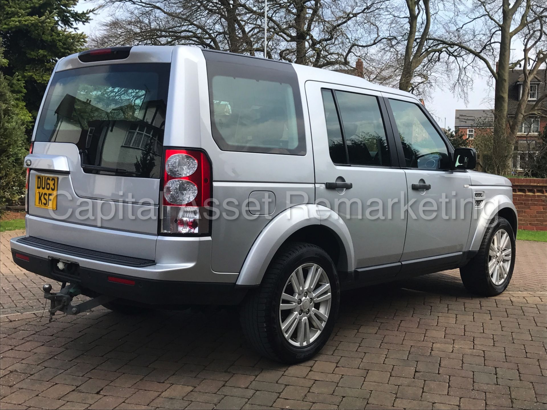 LAND ROVER DISCOVERY 4 (2014 MODEL) '3.0 SDV6 - 8 SPEED AUTO - 7 SEATER' **HUGE SPEC** (1 OWNER) - Image 5 of 30