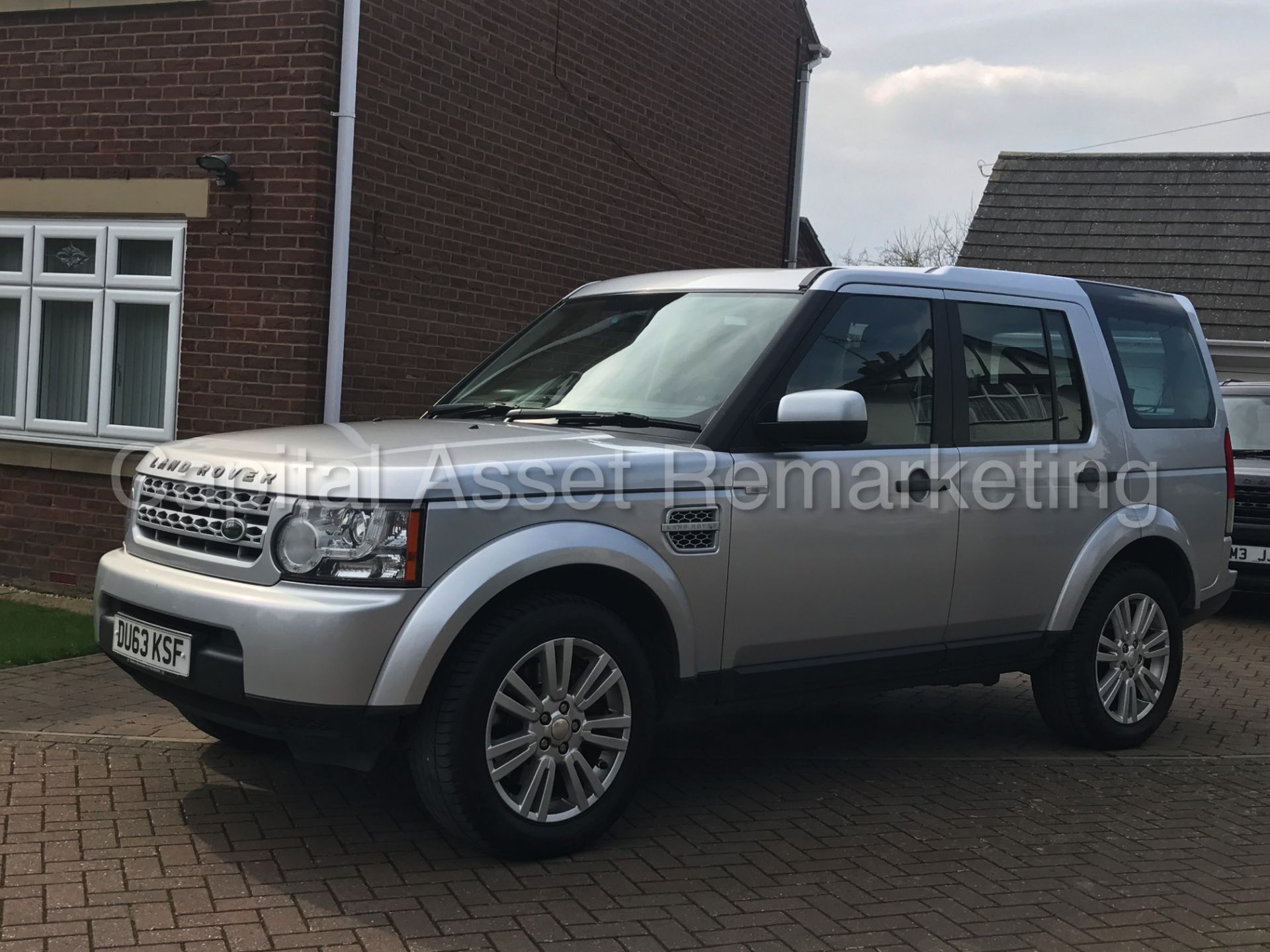 LAND ROVER DISCOVERY 4 (2014 MODEL) '3.0 SDV6 - 8 SPEED AUTO - 7 SEATER' **HUGE SPEC** (1 OWNER)