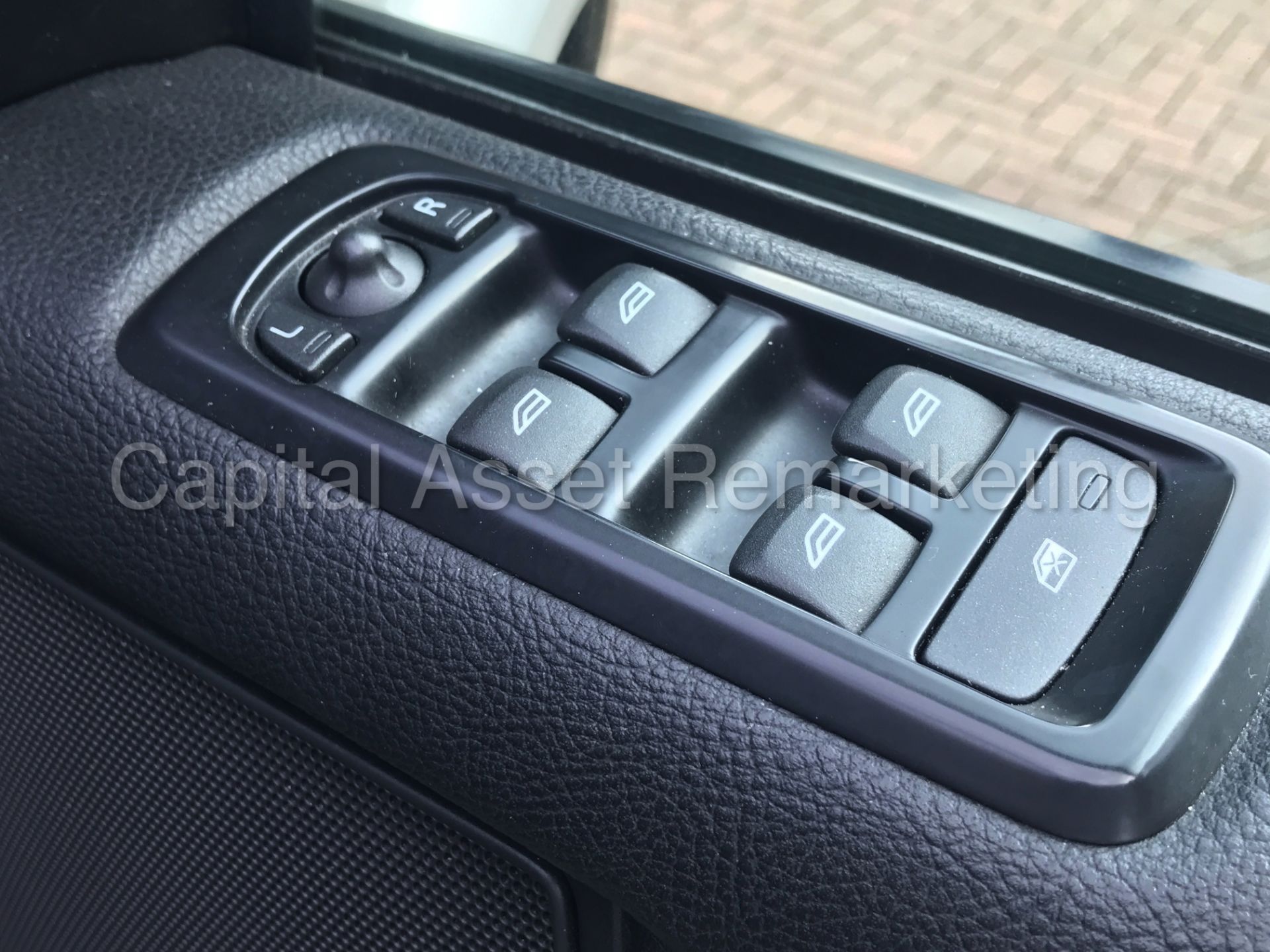 LAND ROVER DISCOVERY 4 (2014 MODEL) '3.0 SDV6 - 8 SPEED AUTO - 7 SEATER' **HUGE SPEC** (1 OWNER) - Image 15 of 30