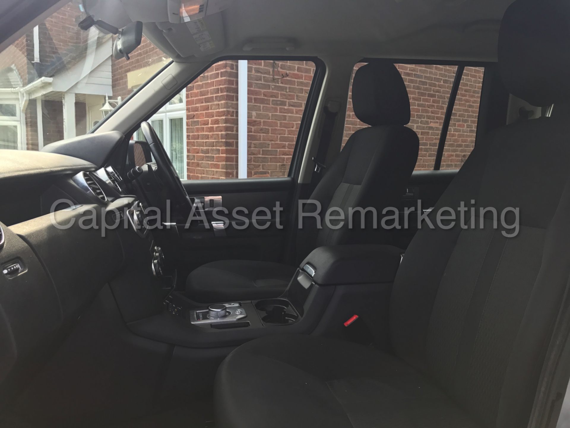 LAND ROVER DISCOVERY 4 (2014 MODEL) '3.0 SDV6 - 8 SPEED AUTO - 7 SEATER' **HUGE SPEC** (1 OWNER) - Image 20 of 30