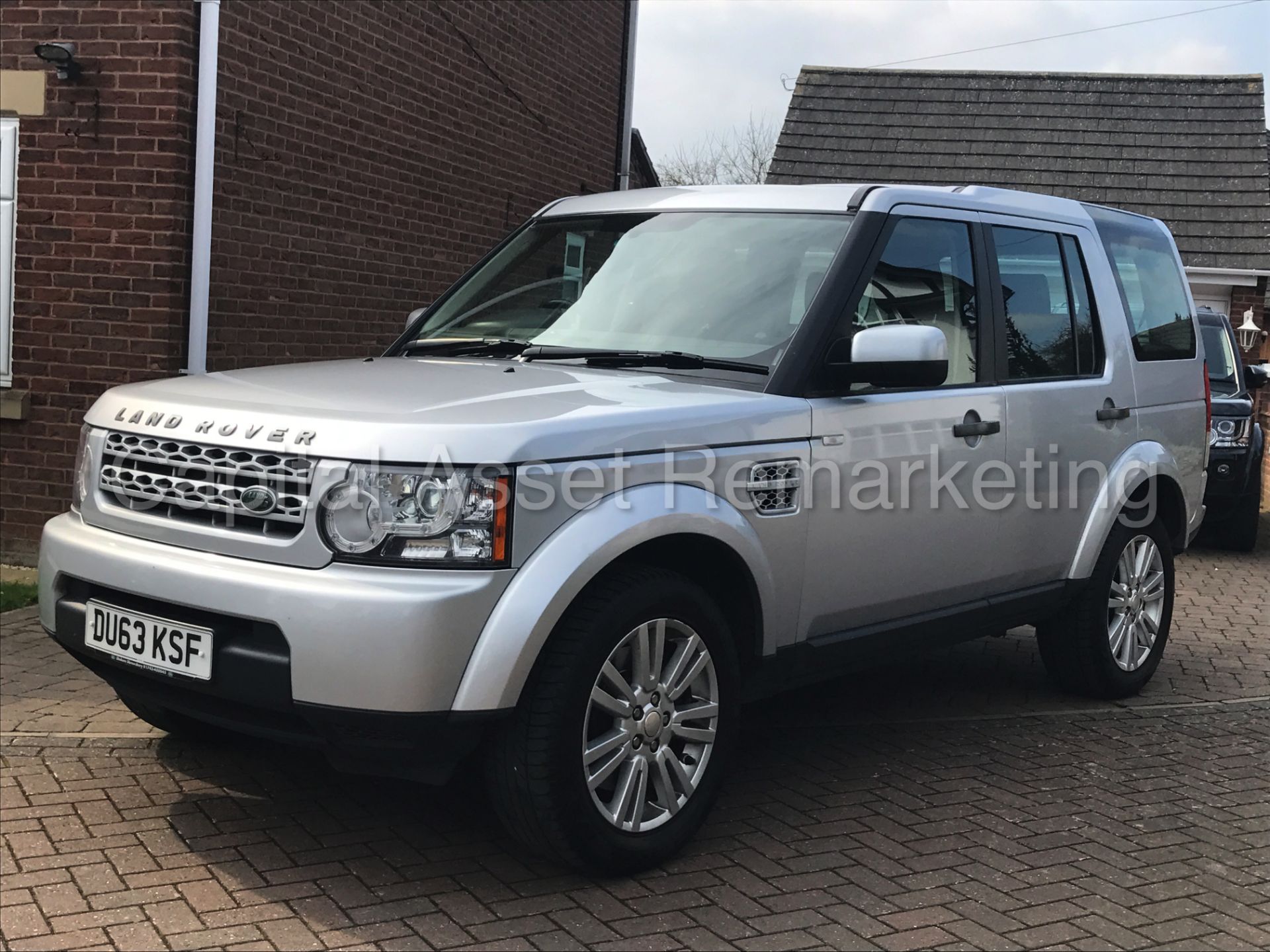 LAND ROVER DISCOVERY 4 (2014 MODEL) '3.0 SDV6 - 8 SPEED AUTO - 7 SEATER' **HUGE SPEC** (1 OWNER) - Image 10 of 30