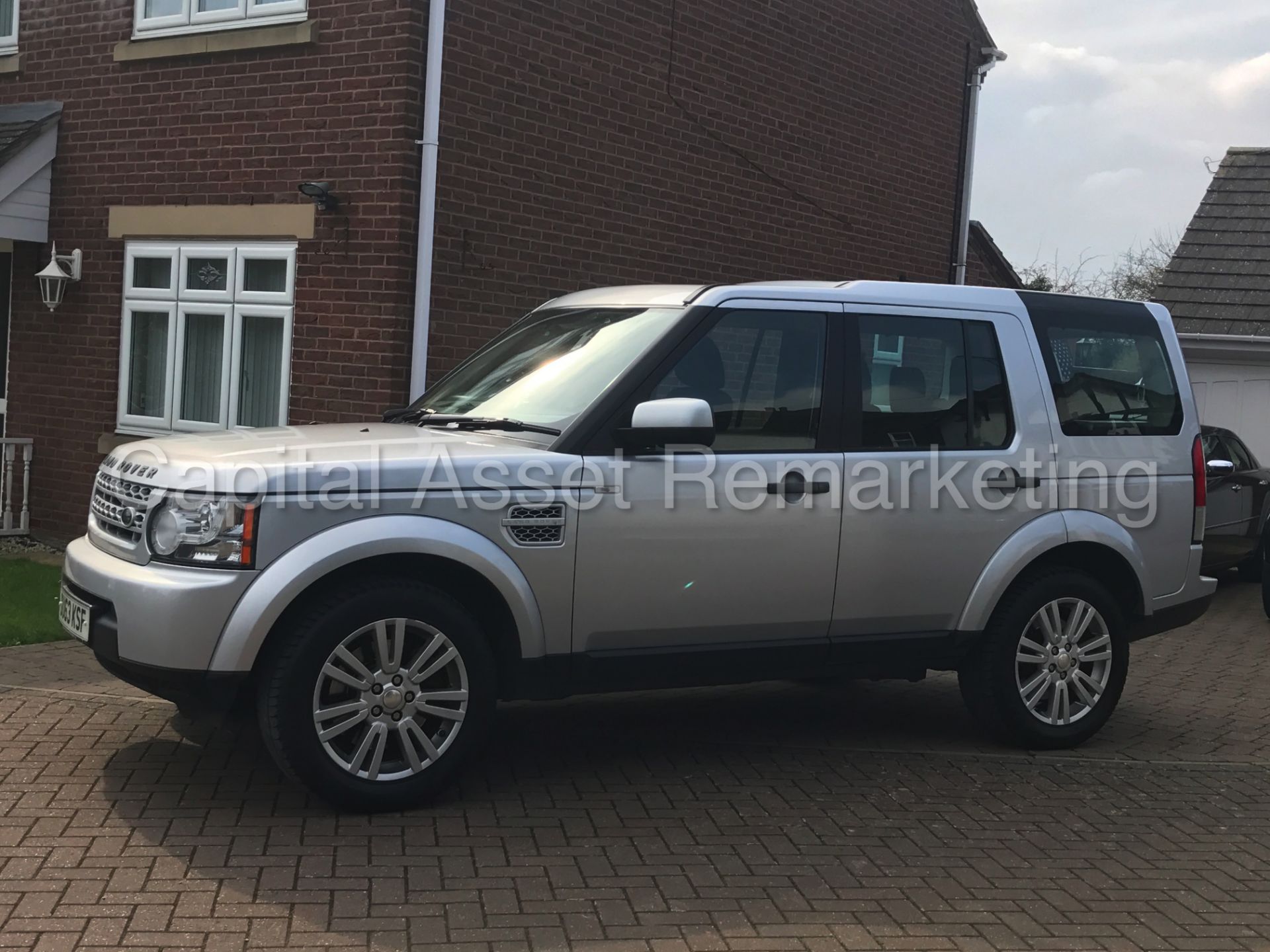 LAND ROVER DISCOVERY 4 (2014 MODEL) '3.0 SDV6 - 8 SPEED AUTO - 7 SEATER' **HUGE SPEC** (1 OWNER) - Image 2 of 30