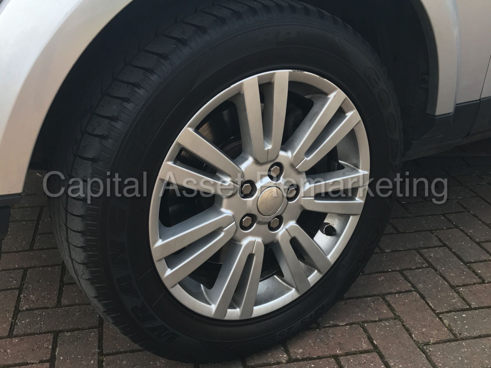 LAND ROVER DISCOVERY 4 (2014 MODEL) '3.0 SDV6 - 8 SPEED AUTO - 7 SEATER' **HUGE SPEC** (1 OWNER) - Image 12 of 30