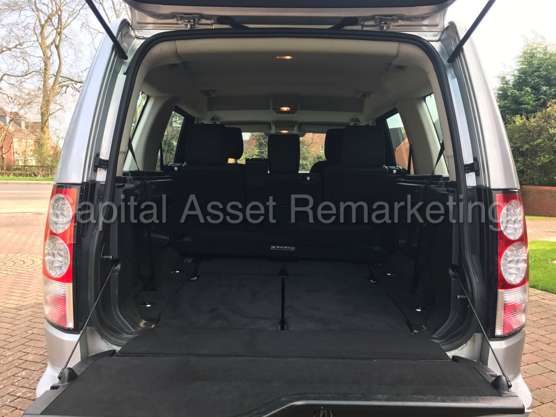 LAND ROVER DISCOVERY 4 (2014 MODEL) '3.0 SDV6 - 8 SPEED AUTO - 7 SEATER' **HUGE SPEC** (1 OWNER) - Image 22 of 30