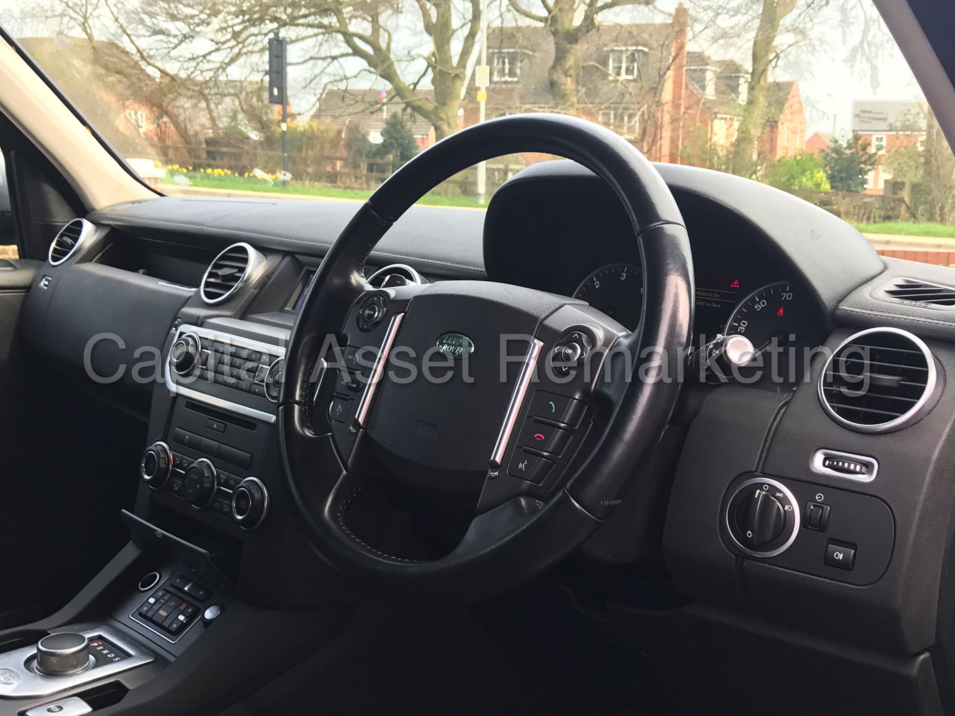 LAND ROVER DISCOVERY 4 (2014 MODEL) '3.0 SDV6 - 8 SPEED AUTO - 7 SEATER' **HUGE SPEC** (1 OWNER) - Image 29 of 30