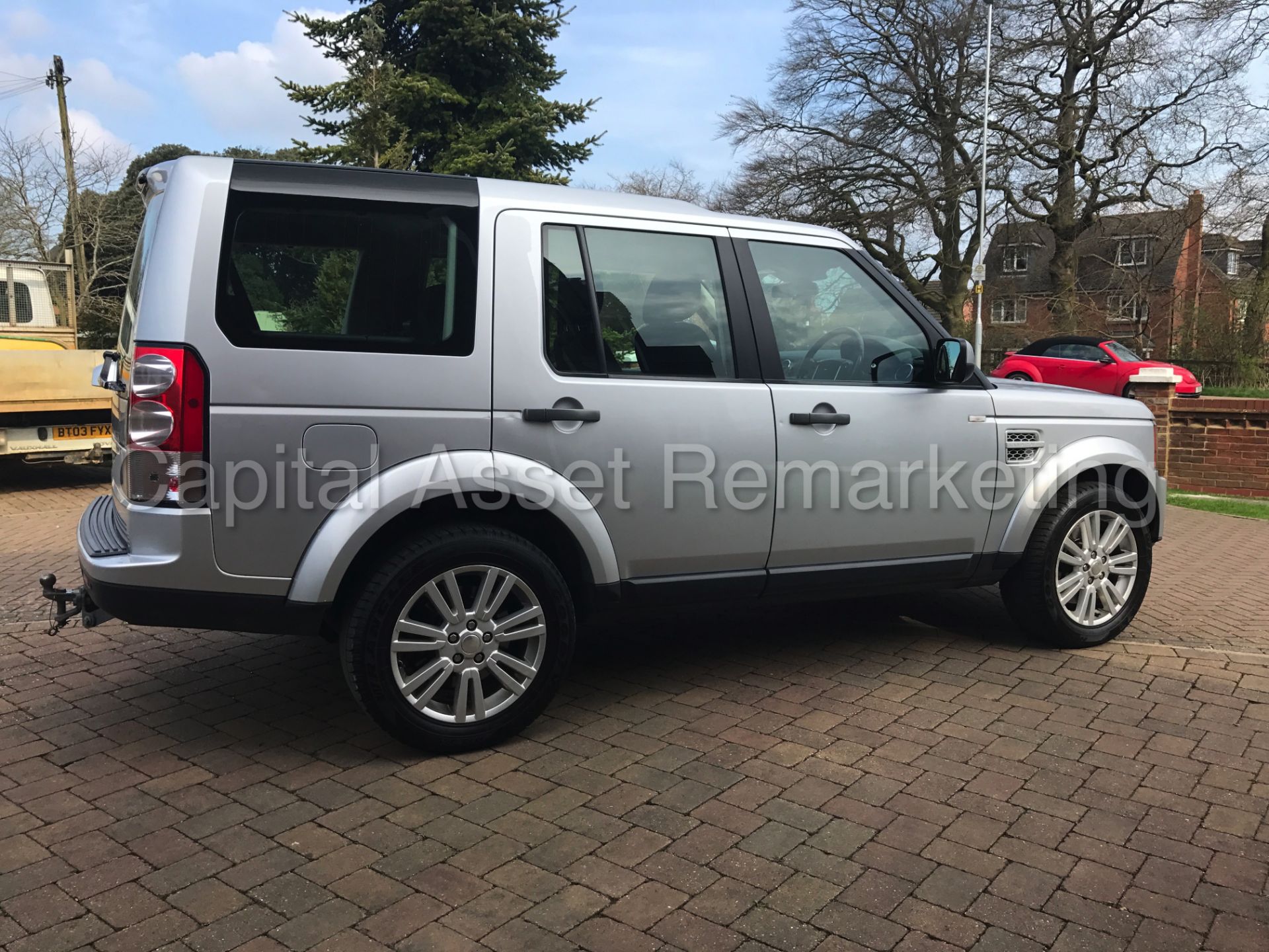 LAND ROVER DISCOVERY 4 (2014 MODEL) '3.0 SDV6 - 8 SPEED AUTO - 7 SEATER' **HUGE SPEC** (1 OWNER) - Image 6 of 30