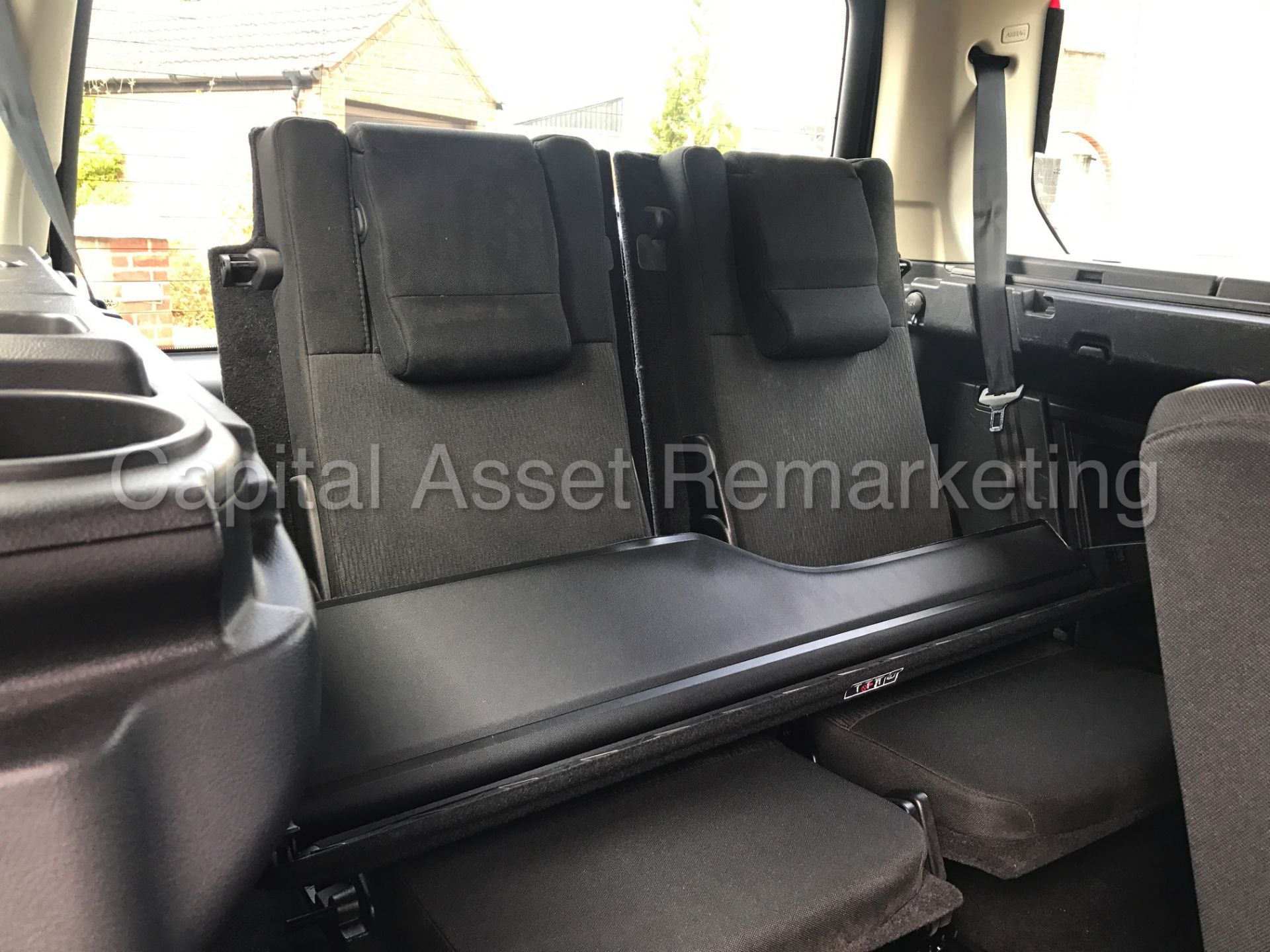 LAND ROVER DISCOVERY 4 (2014 MODEL) '3.0 SDV6 - 8 SPEED AUTO - 7 SEATER' **HUGE SPEC** (1 OWNER) - Image 26 of 30