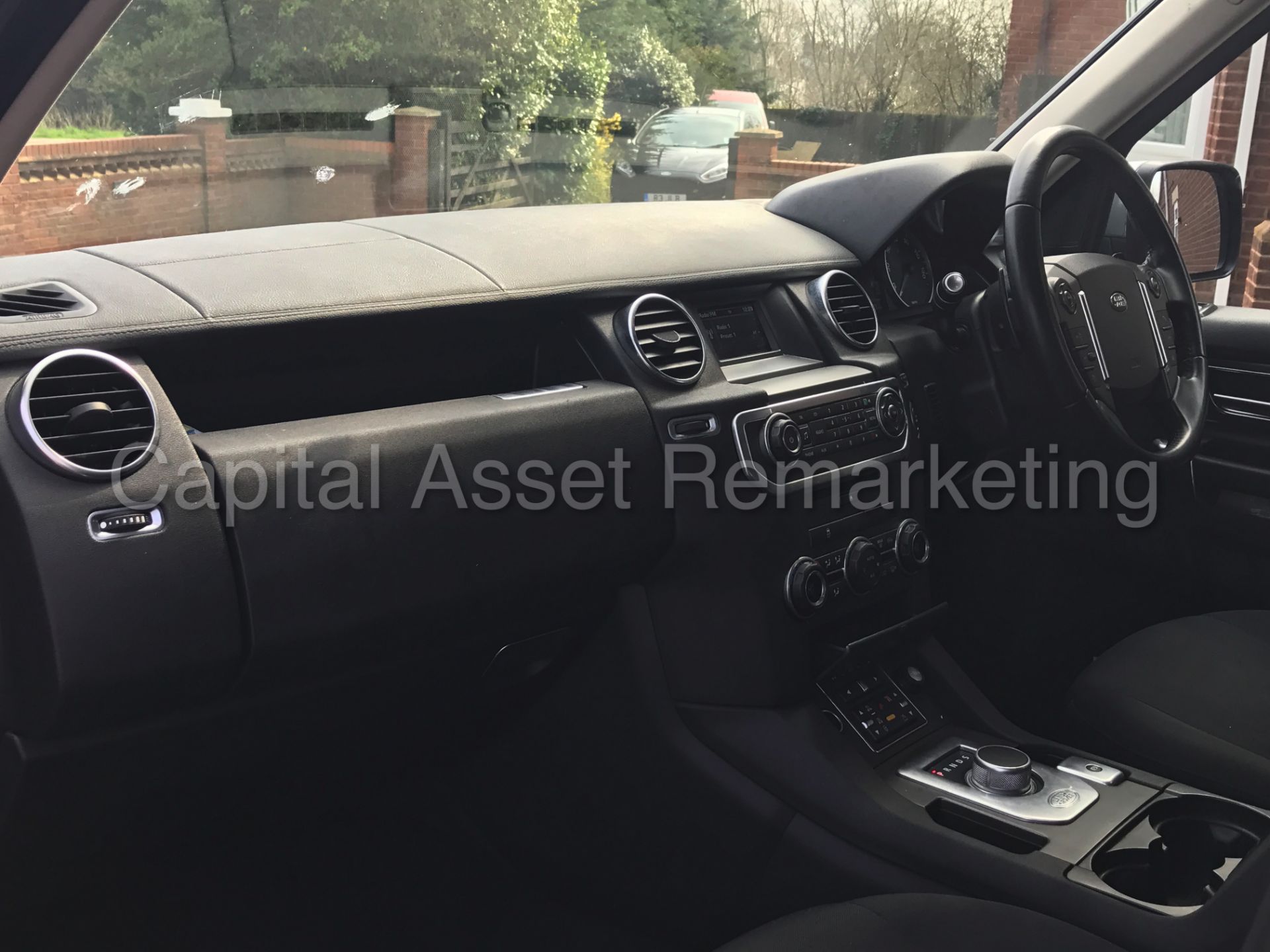 LAND ROVER DISCOVERY 4 (2014 MODEL) '3.0 SDV6 - 8 SPEED AUTO - 7 SEATER' **HUGE SPEC** (1 OWNER) - Image 21 of 30